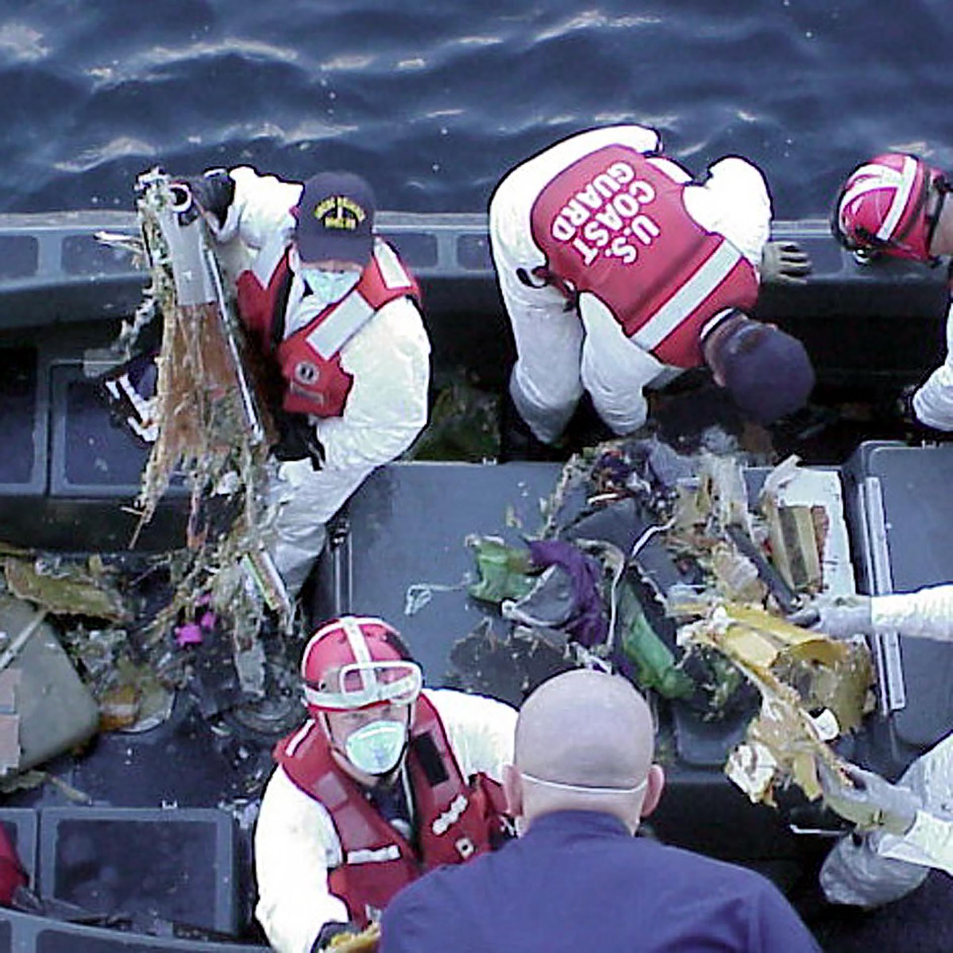 La guardia costera estadounidense recuperando los restos del vuelo 990. (Courtesy Of Mike Ferebee/Uscg) (Photo By U.S. Coast Guard/Getty Images)