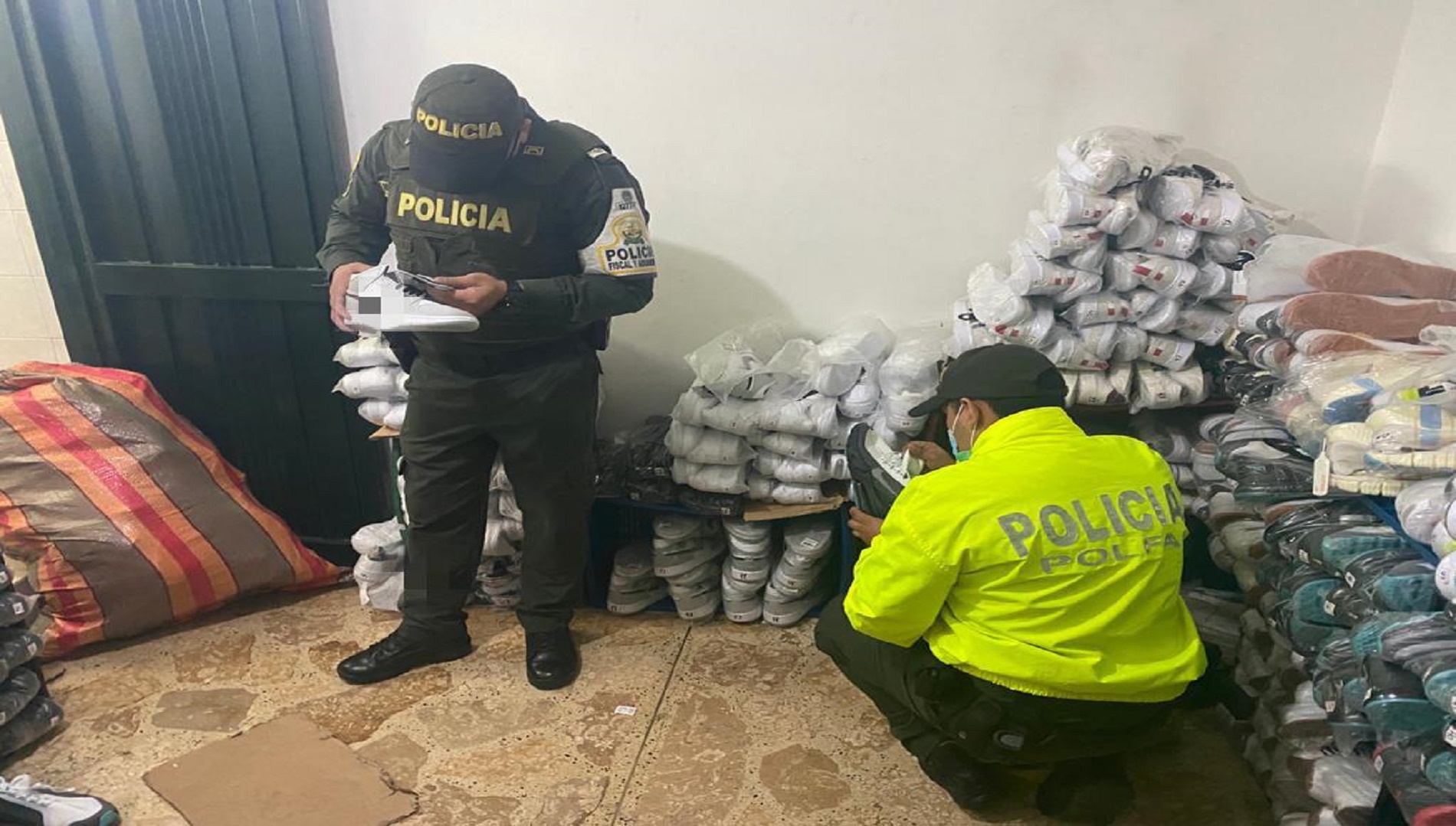 La POLFA (Policía fiscal y Aduanera) se incautó de millonario contrabando escondido en bodegas del centro de Bogotá