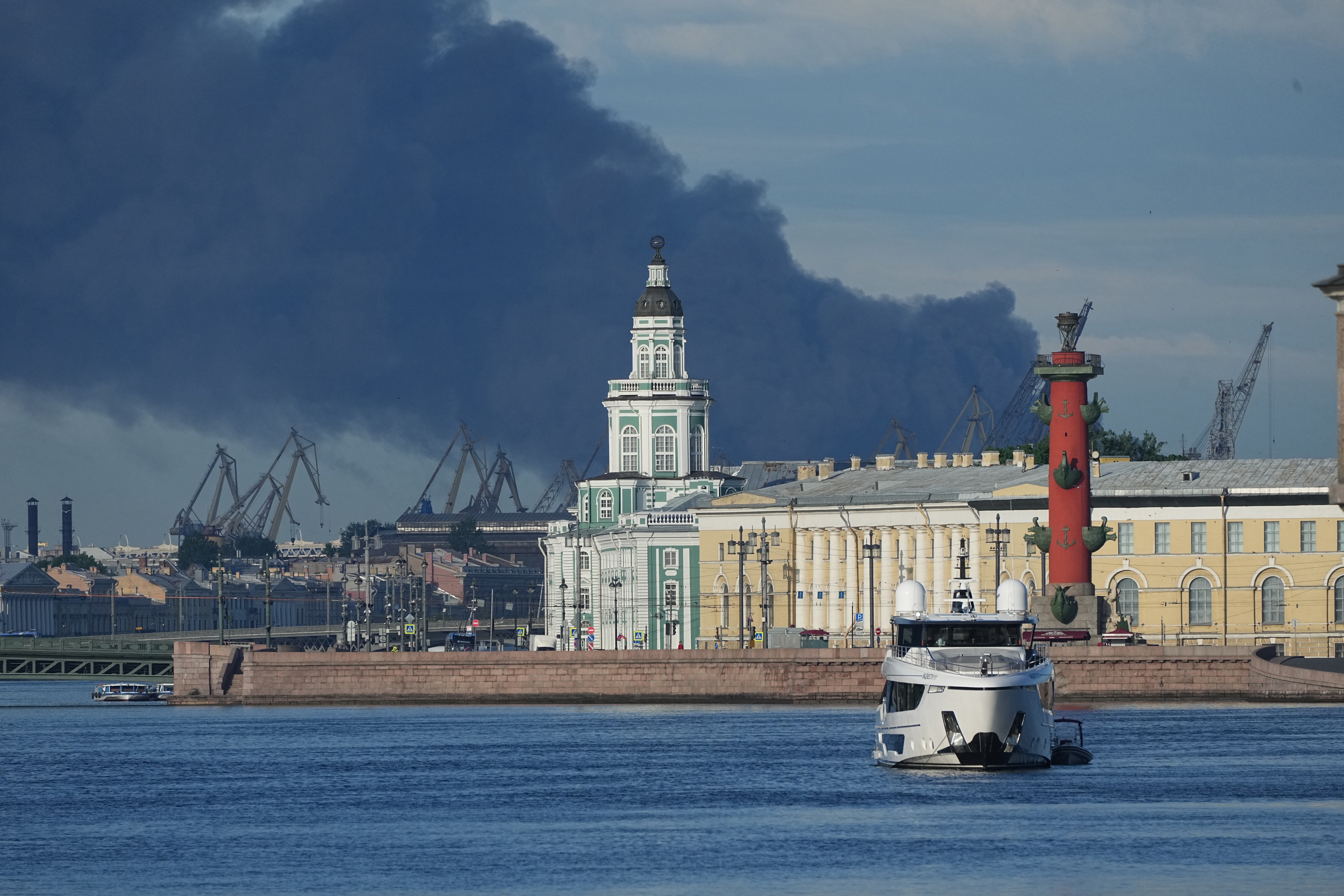 La nube negra que Putin no pudo ocultar: las im&aacute;genes del ataque ucraniano que arruinaron el 