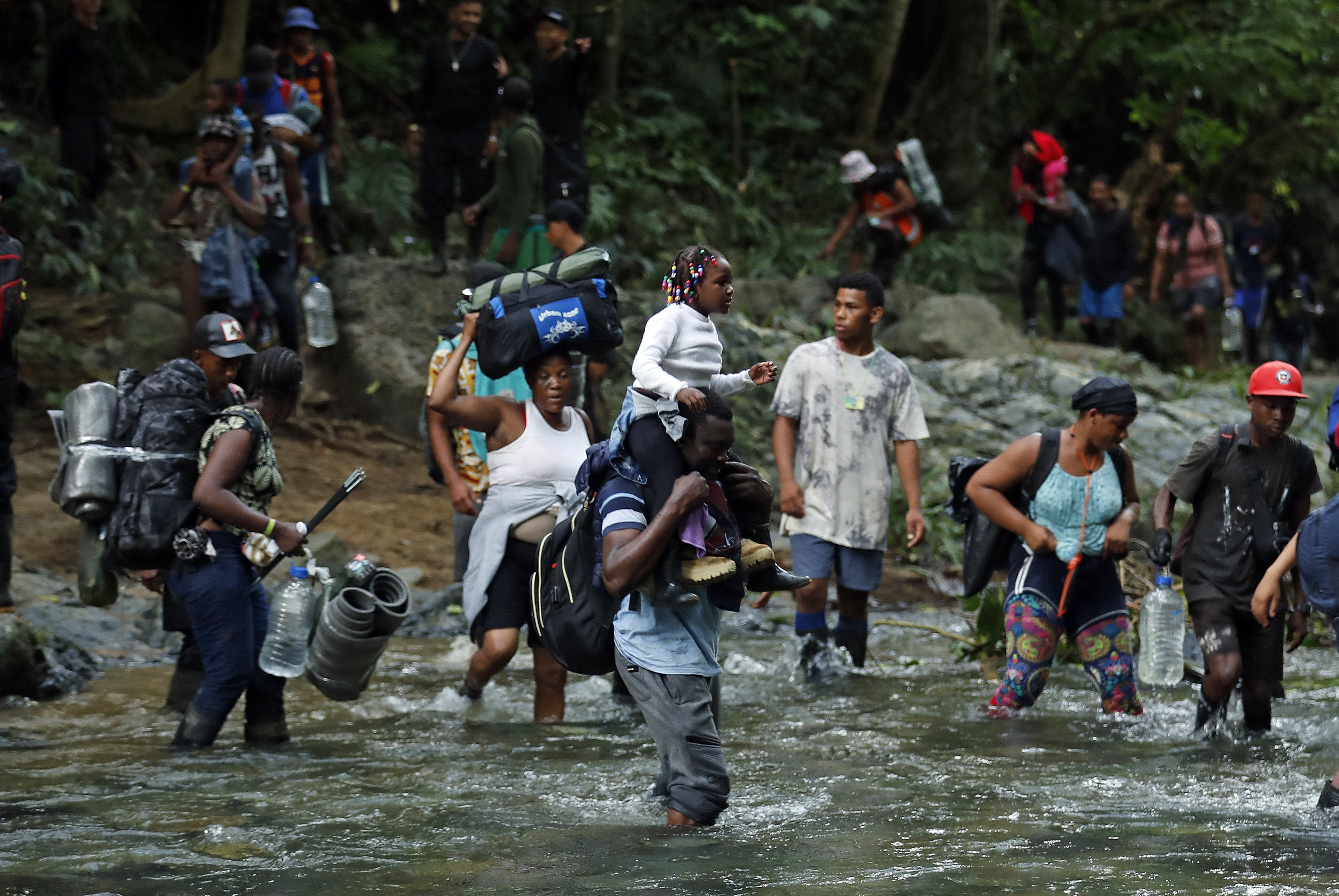 Migrantes haitianos en su camino hacia Panamá por el Tapón del Darién en Acandí (Colombia). Fotografía de archivo. EFE/Mauricio Dueñas Castañeda
