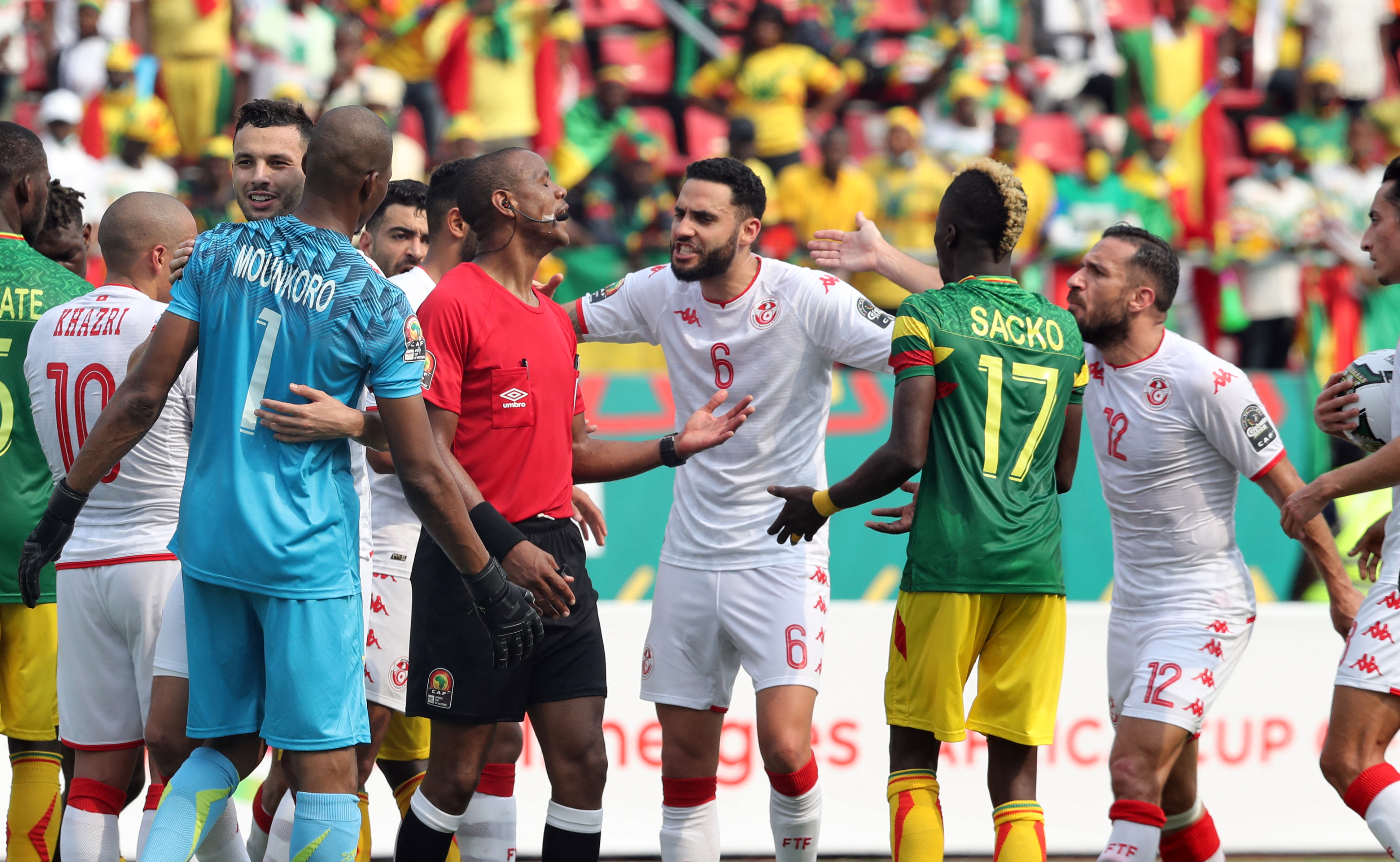 Escándalo en la Copa de África: el árbitro de Túnez-Mali lo terminó dos veces antes de tiempo y un equipo no quiso volver a jugar