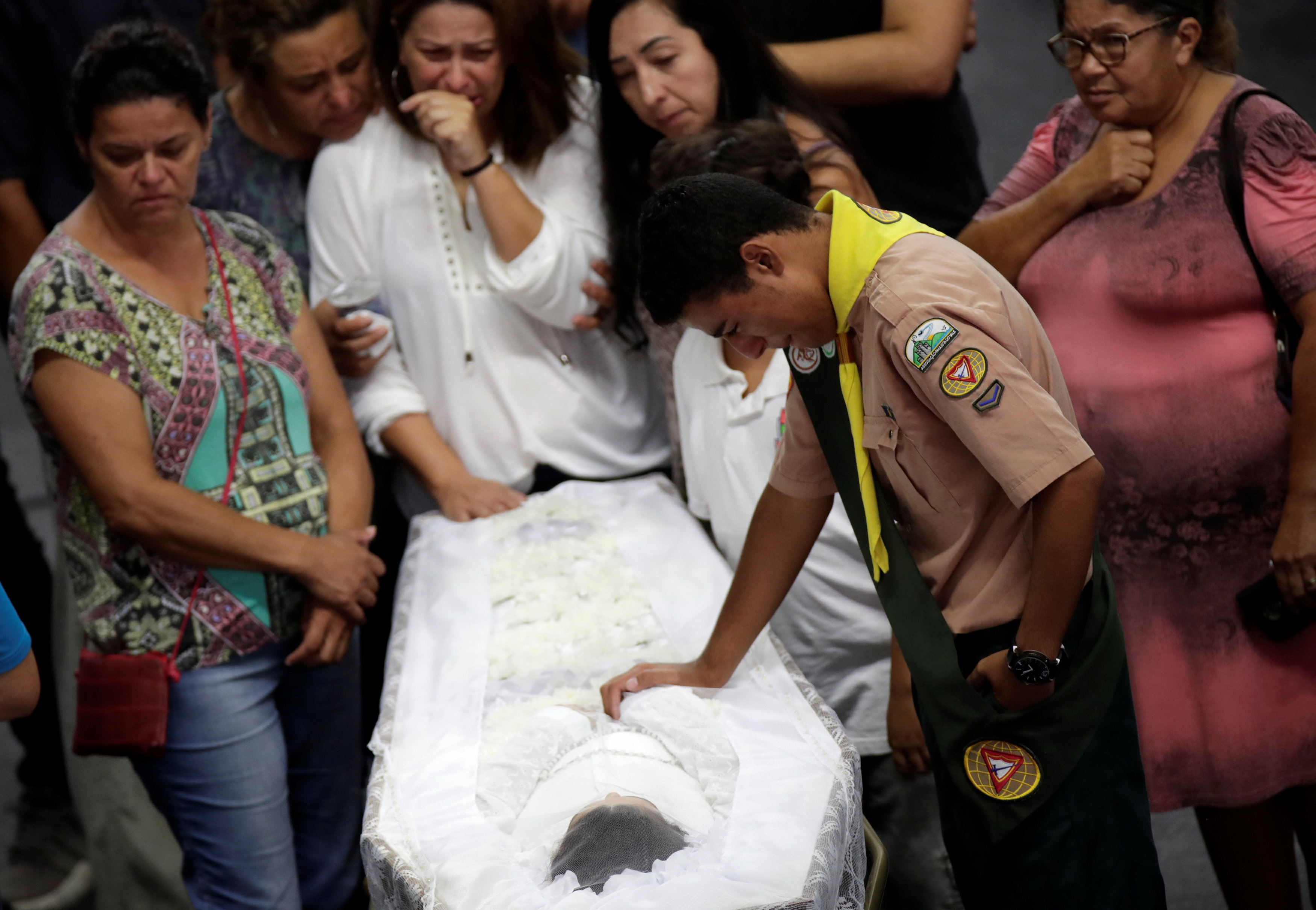 Foto de archivo: Familiares de Eliana Regina de Oliveira Xavier, una de las víctimas del ataque en la escuela Raul Brasil, asisten a un funeral colectivo en Suzano el 14 de marzo de 2019 (REUTERS/Ueslei Marcelino)