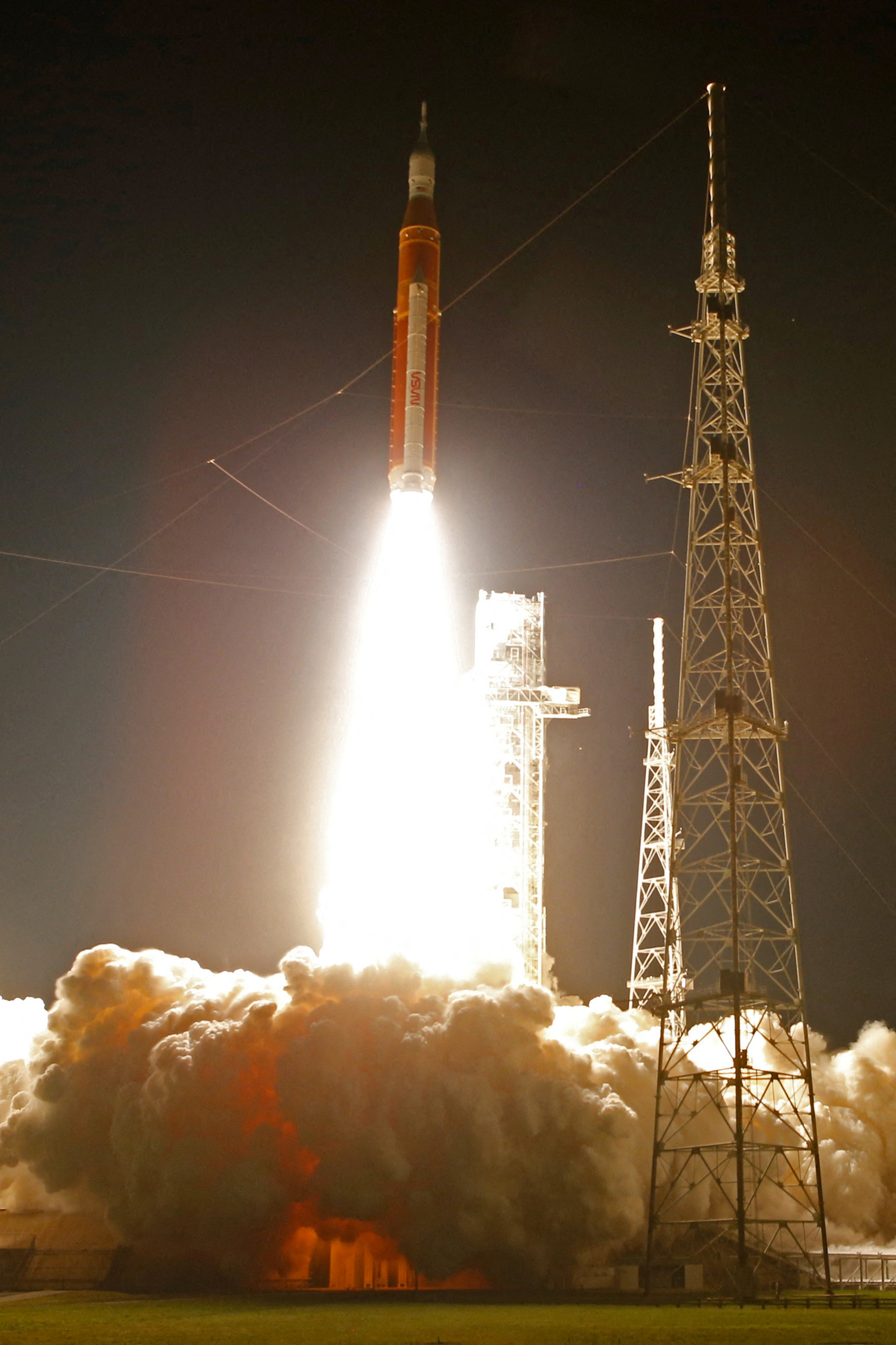 Eine leistungsstarke Rakete des Space Launch System (SLS) hebt von Pad 39-B zum Mond ab.  (Reuters/Joe Skipper)