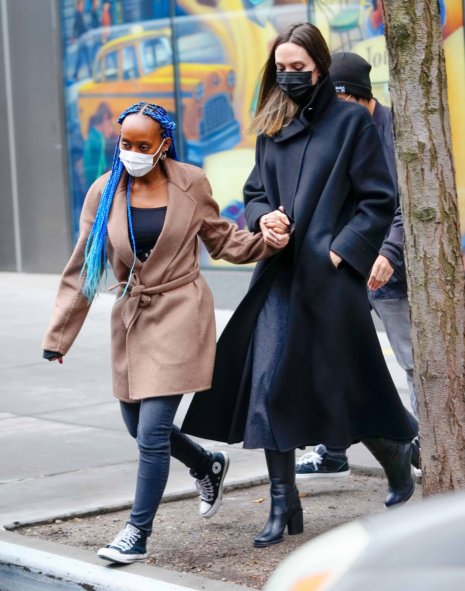 Día de shopping en familia. Angelina Jolie, Zahara y Pax recorrieron las tiendas más exclusivas de un popular paseo de compras del barrio Soho en Nueva York. La actriz le hizo frente al frío con un tapado negro