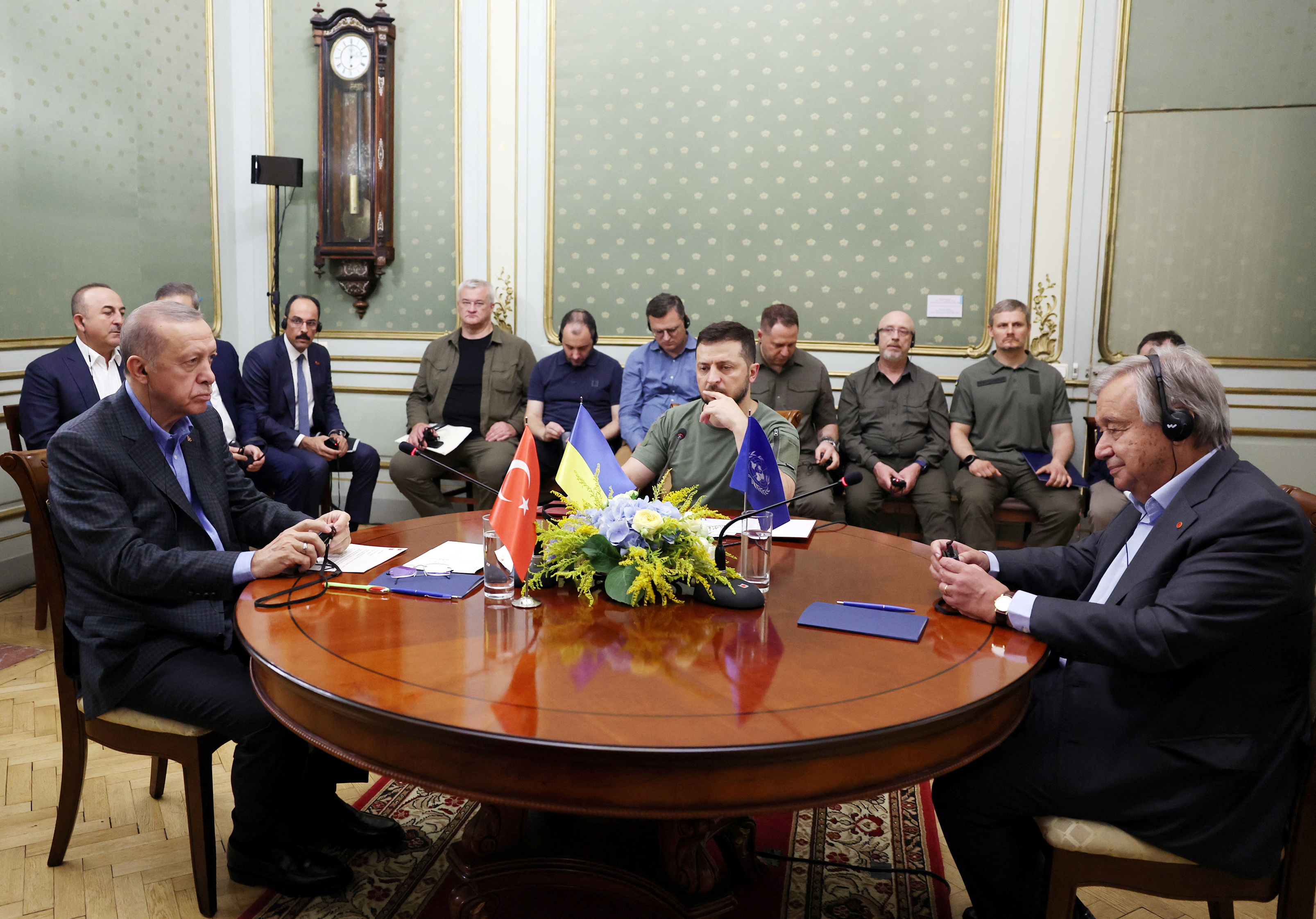  Erdogan, Zelensky y Guterres durante su cumbre en Lviv. (Reuters)