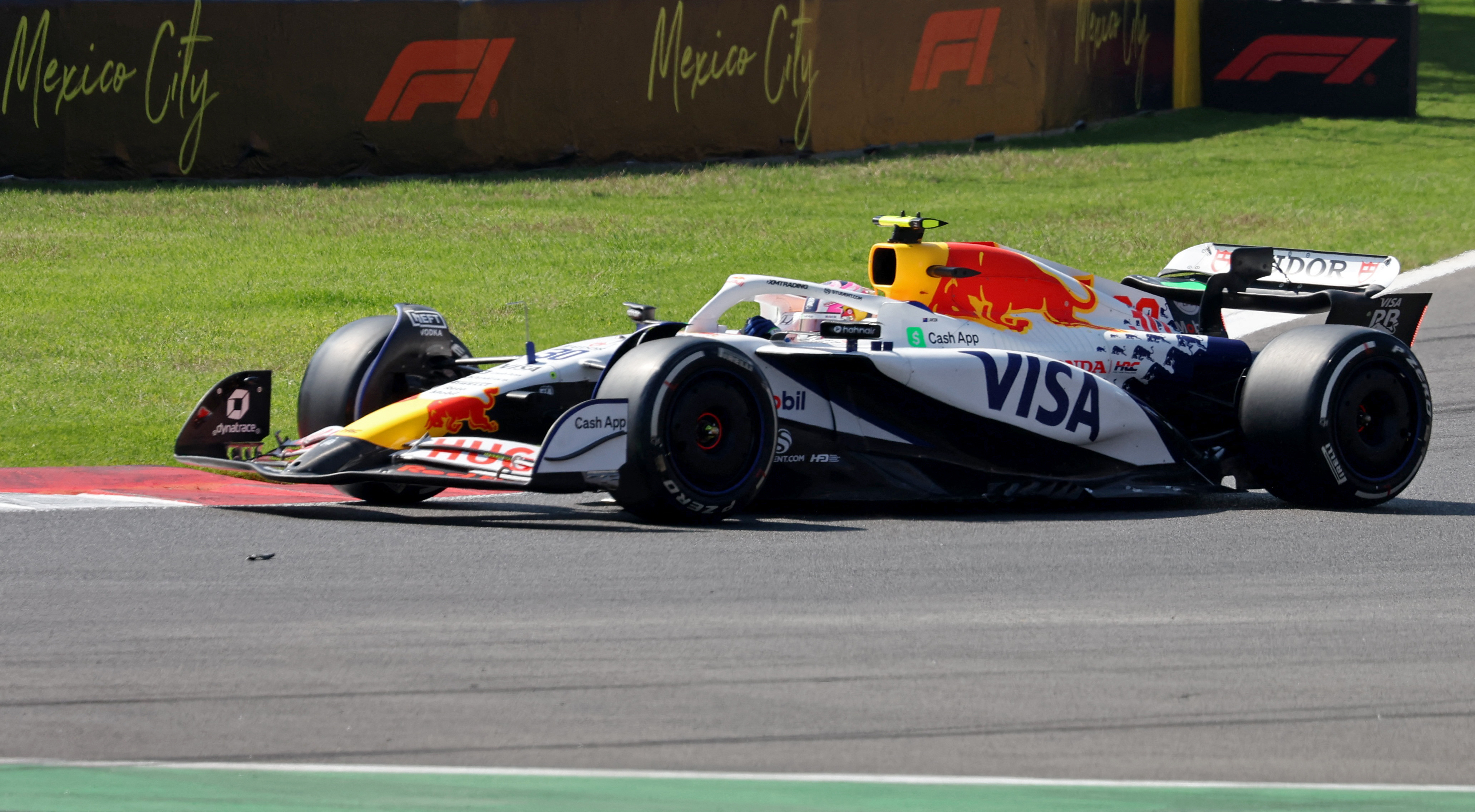 El romántico festejo del jugador argentino Nicolás Keenan tras la histórica elección que convertiría a su pareja Rob Jetten en primer ministro de Países Bajos