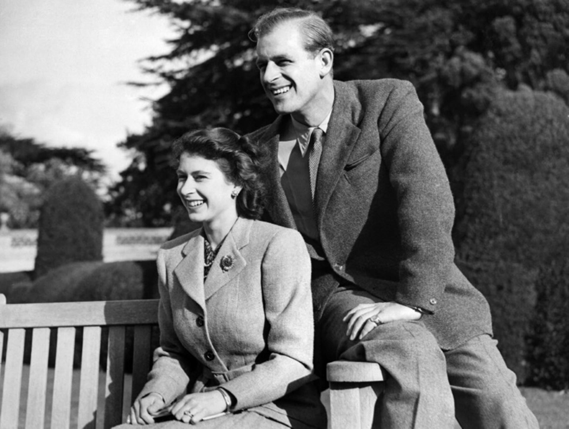 La princesa Isabel y el príncipe Felipe, el 25 de noviembre de 1947, durante su luna de miel en elReino Unido 