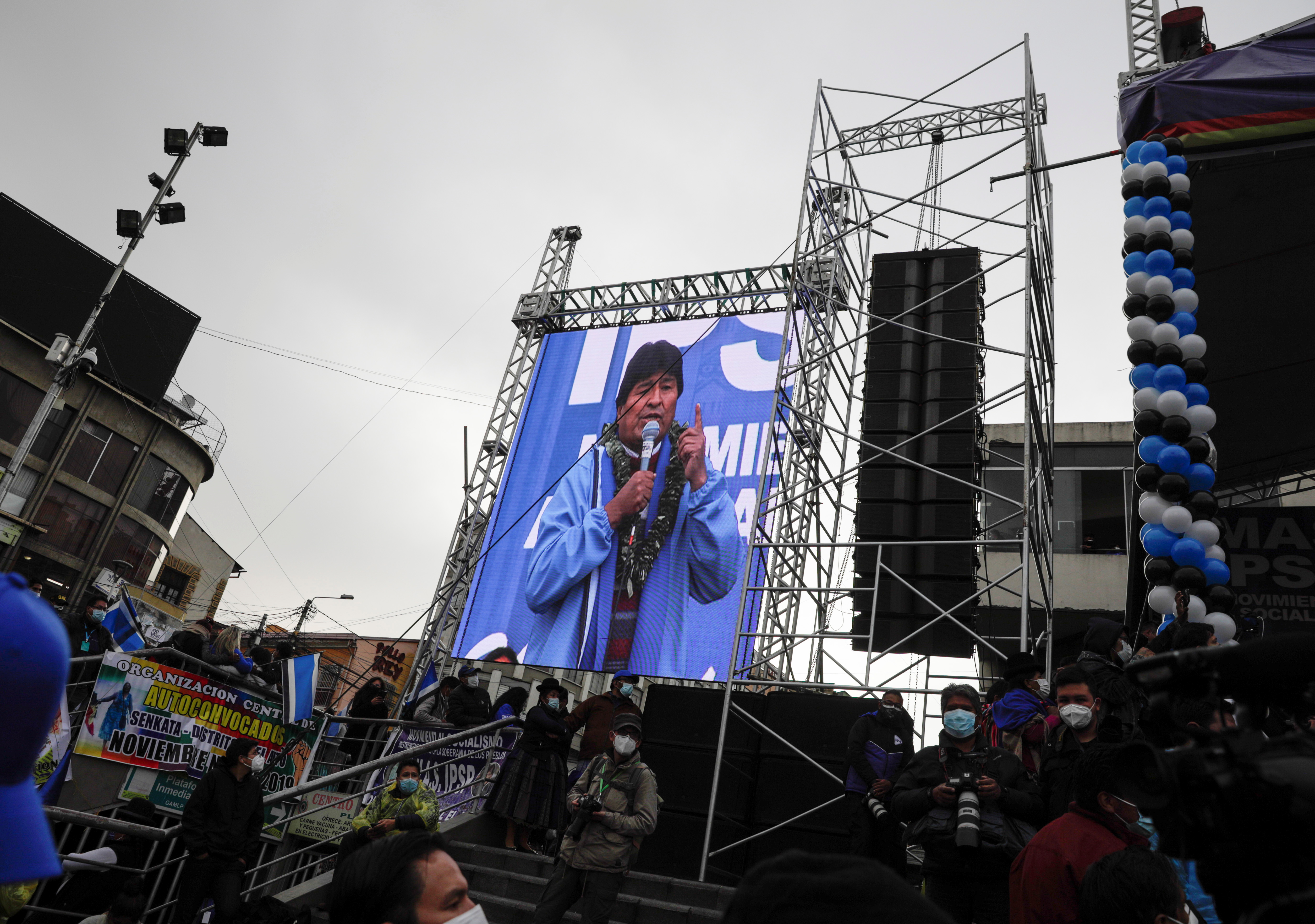 Morales llegó rodeado de escoltas con uniformes chavistas al acto por el aniversario del MAS en la Plaza San Francisco en La Paz (Reuters)