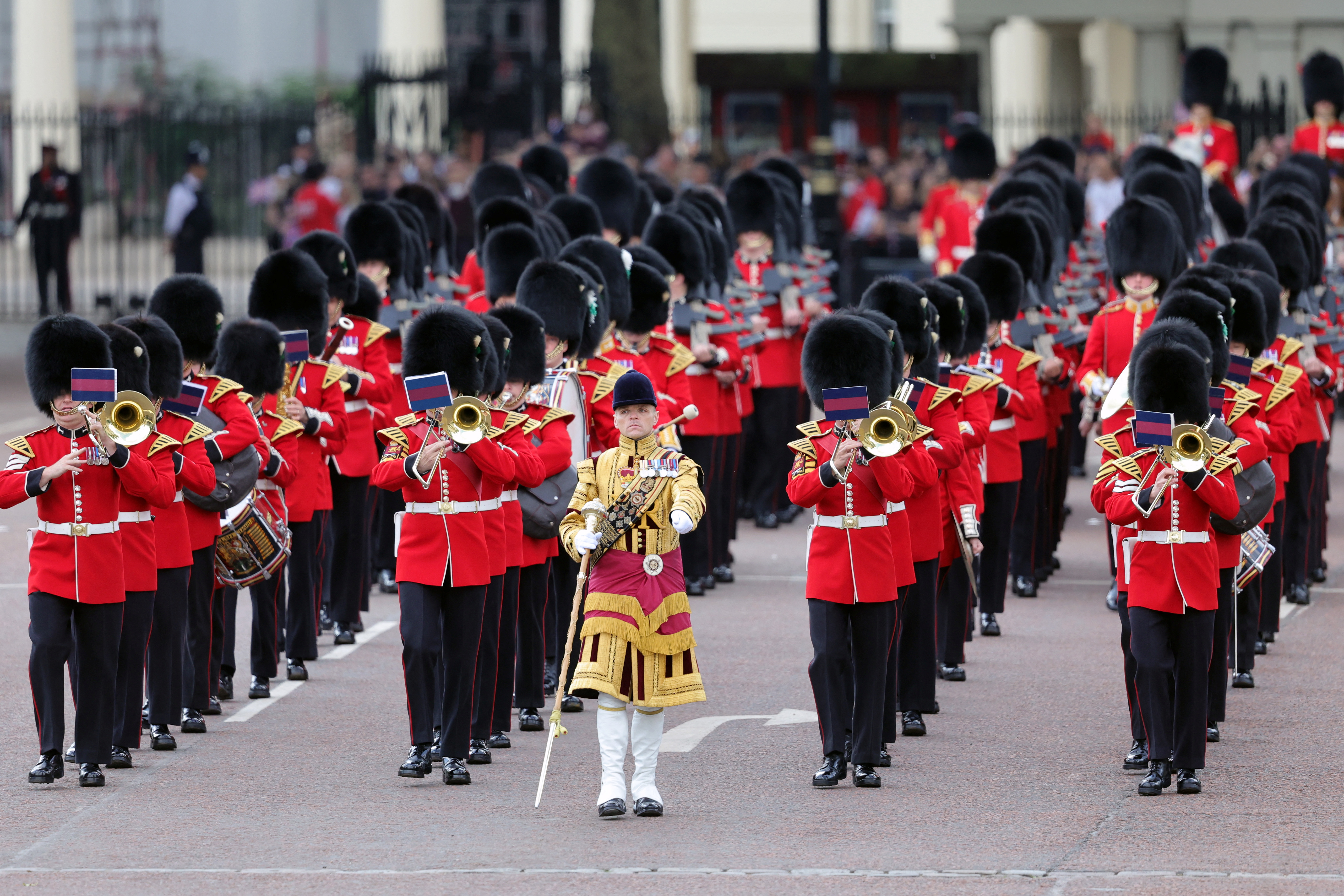 Membri della Guardia Reale con la banda di oltre 400 musicisti.  Chris Jackson/Piscina via REUTERS