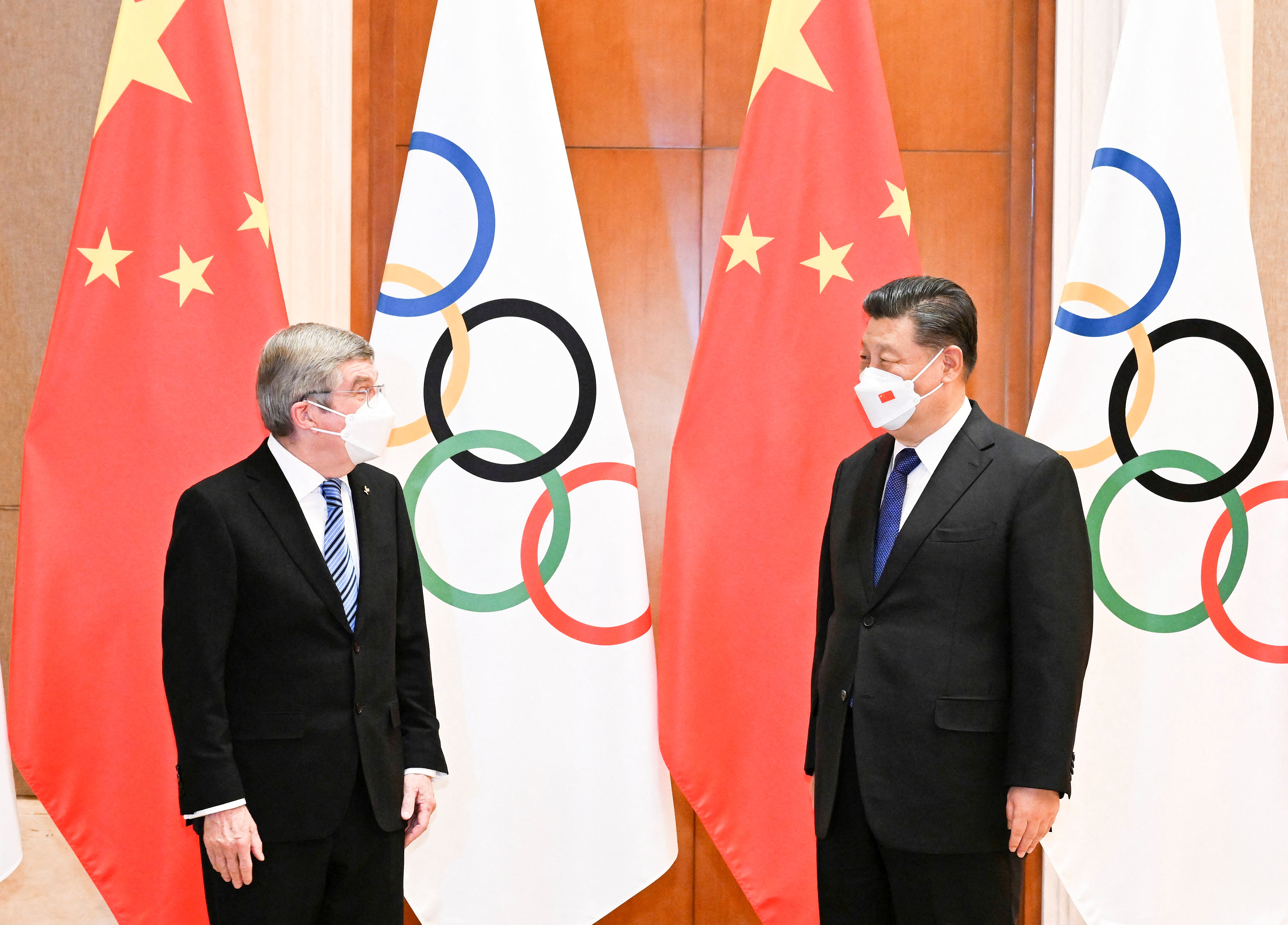 Chinese President Xi Jinping meets with International Olympic Committee (IOC) President Thomas Bach at the Diaoyutai State Guesthouse in Beijing, China January 25, 2022. Picture taken January 25, 2022. Zhang Ling/Xinhua via REUTERS   ATTENTION EDITORS - THIS IMAGE WAS PROVIDED BY A THIRD PARTY. CHINA OUT. NO RESALES. NO ARCHIVES.