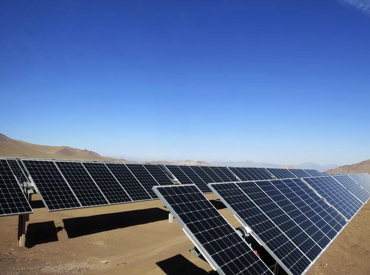 Investigadores desean cambiar paneles solares por paneles que produzcan energía las 24 horas (Foto: REUTERS/Fabian Andres Cambero)