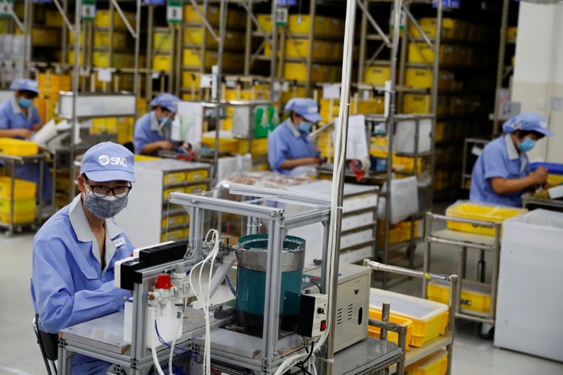 Imagen de archivo de empleados de una fábrica de componentes de SMC en Pekín, China. 13 mayo 2020. REUTERS/Thomas Peter