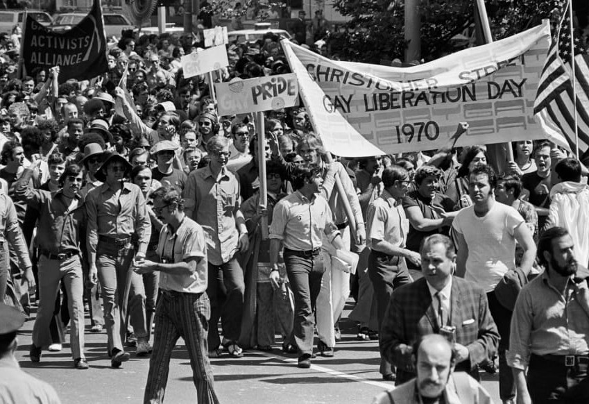 El 28 de junio de 1970, en conmemoración de la revuelta de Stonewall se llevó a cabo la primera marcha del Orgullo en Nueva York, EEUU. 