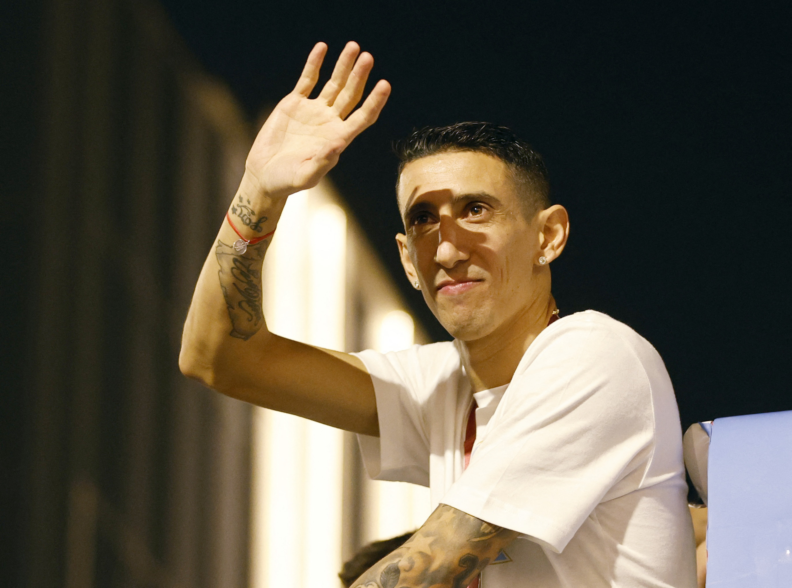 Figura destacada en el partido de la final frente a Francia, Di María saluda al público local que también festejaba el día de Qatar. Fideo otra vez metió un gol en una final de la selección argentina 