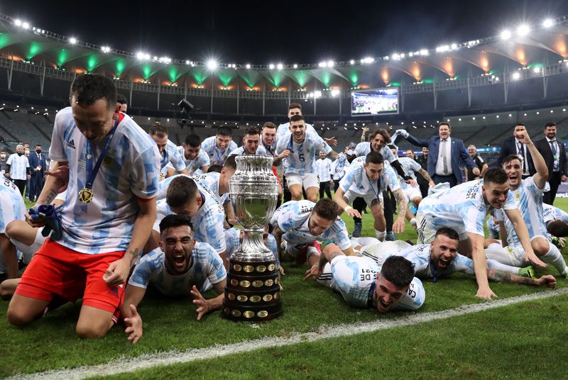 Foto de archivo de la selección de Argentina celebrando con el trofeo tras ganar la Copa América 2021. Estadio Maracaná, Río de Janeiro, Brasil. 10 de julio de 2021.
REUTERS/Amanda Perobelli