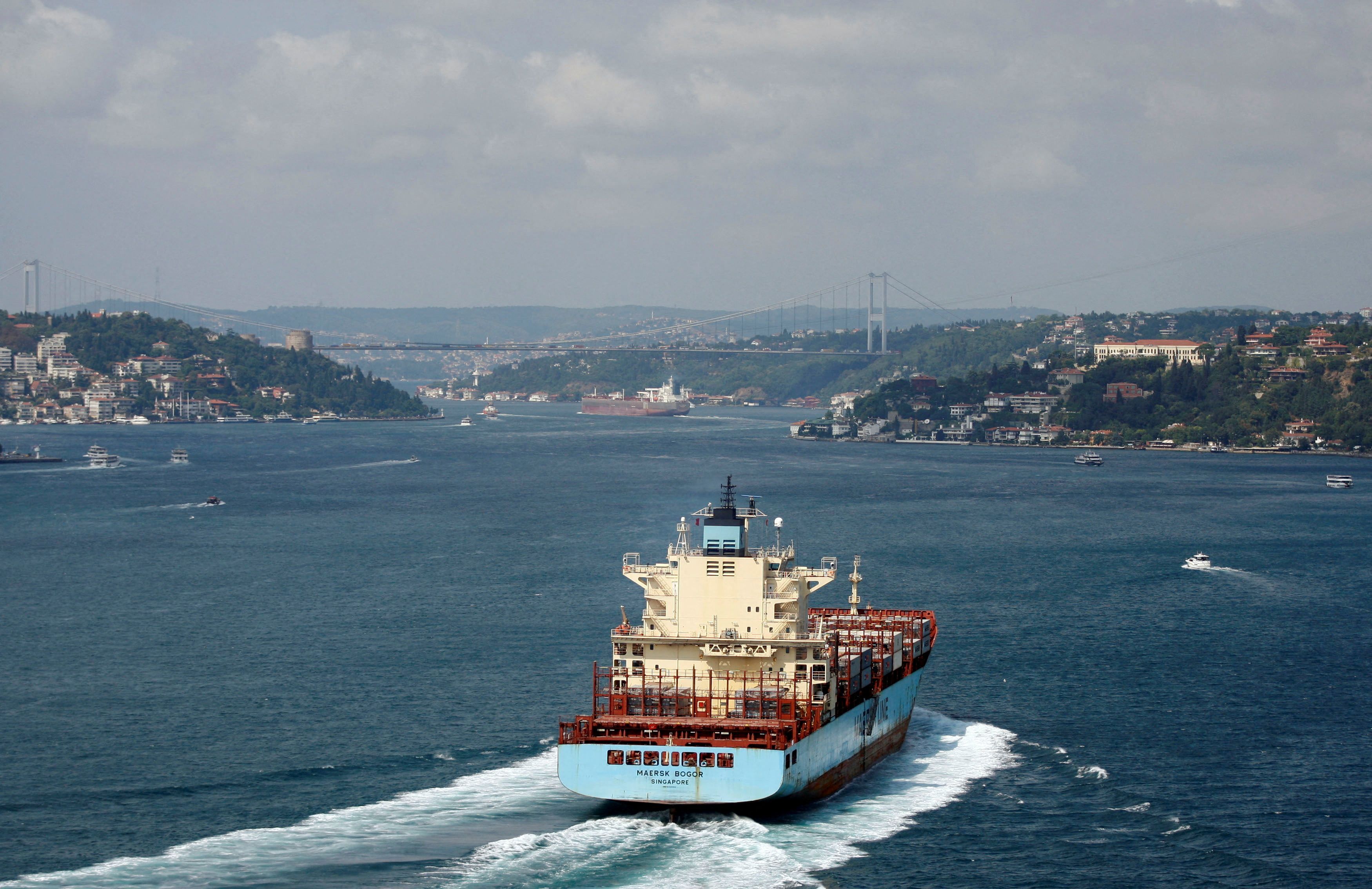 Un buque pasa por el Bósforo hacia el Mar Negro, en Estambul (Reuters)