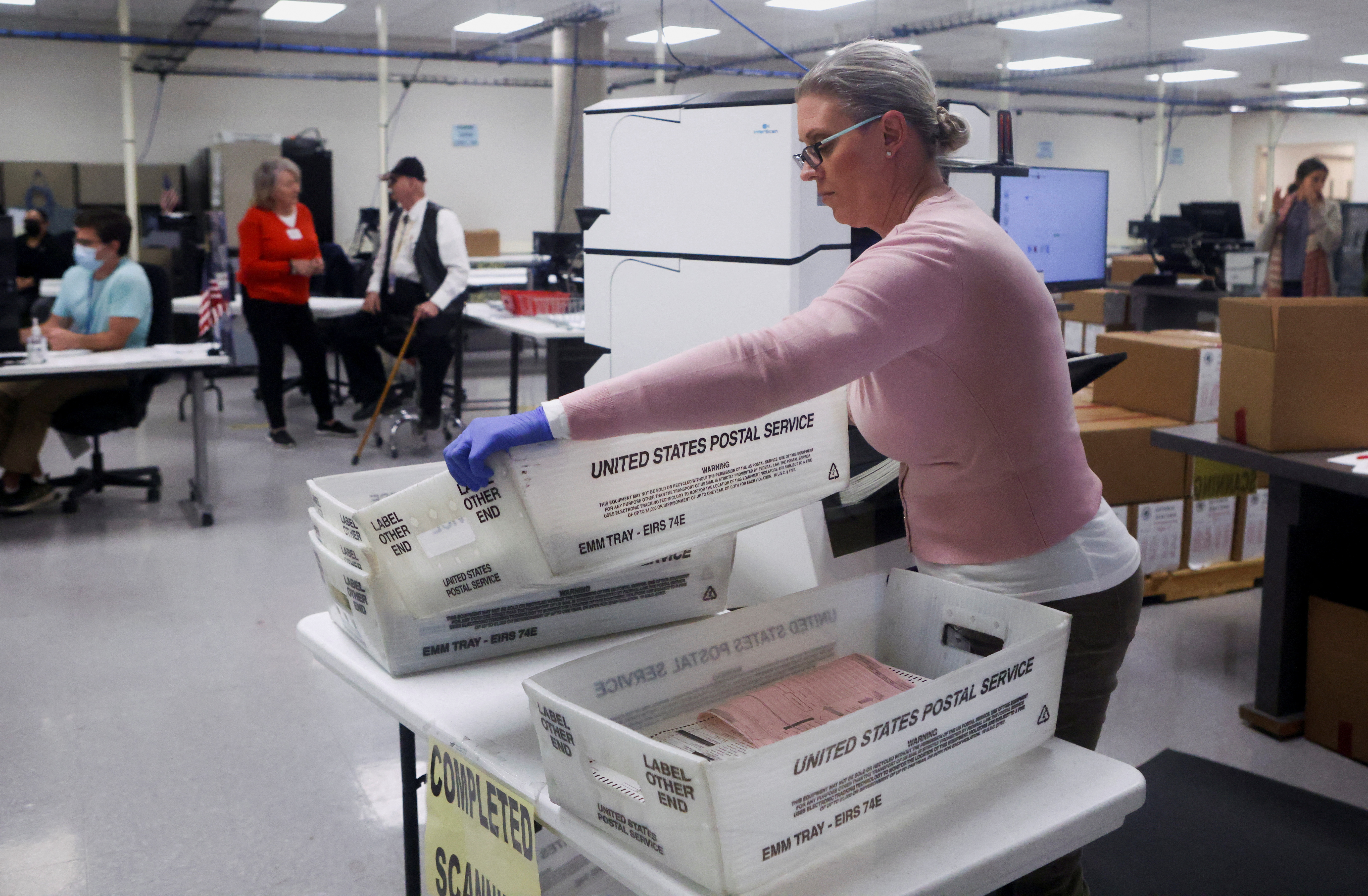 Las papeletas de las elecciones intermedias de Estados Unidos se cuentan con una máquina, en el Centro de Tabulación y Elecciones del Condado de Maricopa en Phoenix, Arizona, el pasado 10 de noviembre de 2022 (Reuters)