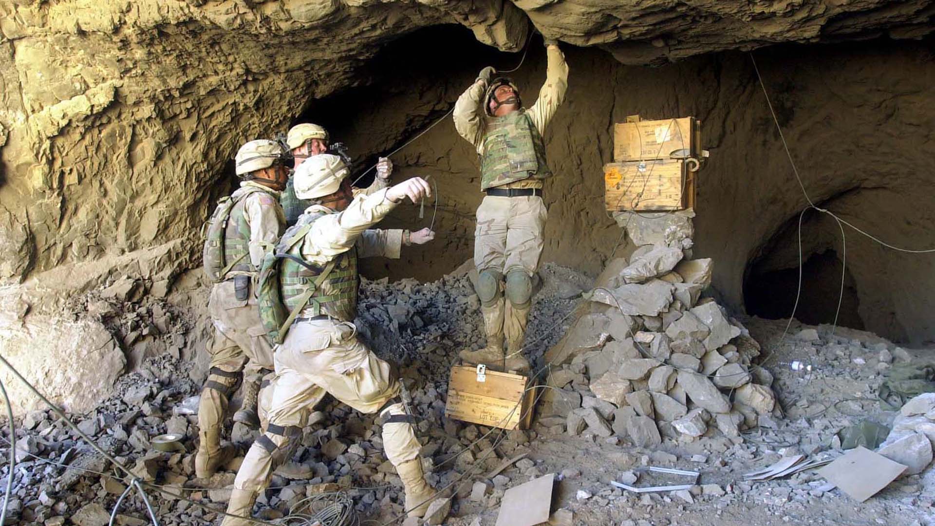 Ingenieros de la Compañía Bravo, 2 ° Batallón, 504 ° Regimiento de Infantería de Paracaidistas del 82 ° Aerotransportado del Ejército de los EE. UU., colocaron explosivos dentro de un escondite de presuntos terroristas durante una operación de limpieza de cuevas el 1 de febrero de 2003 (AFP PHOTO / Eugene Hoshiko)