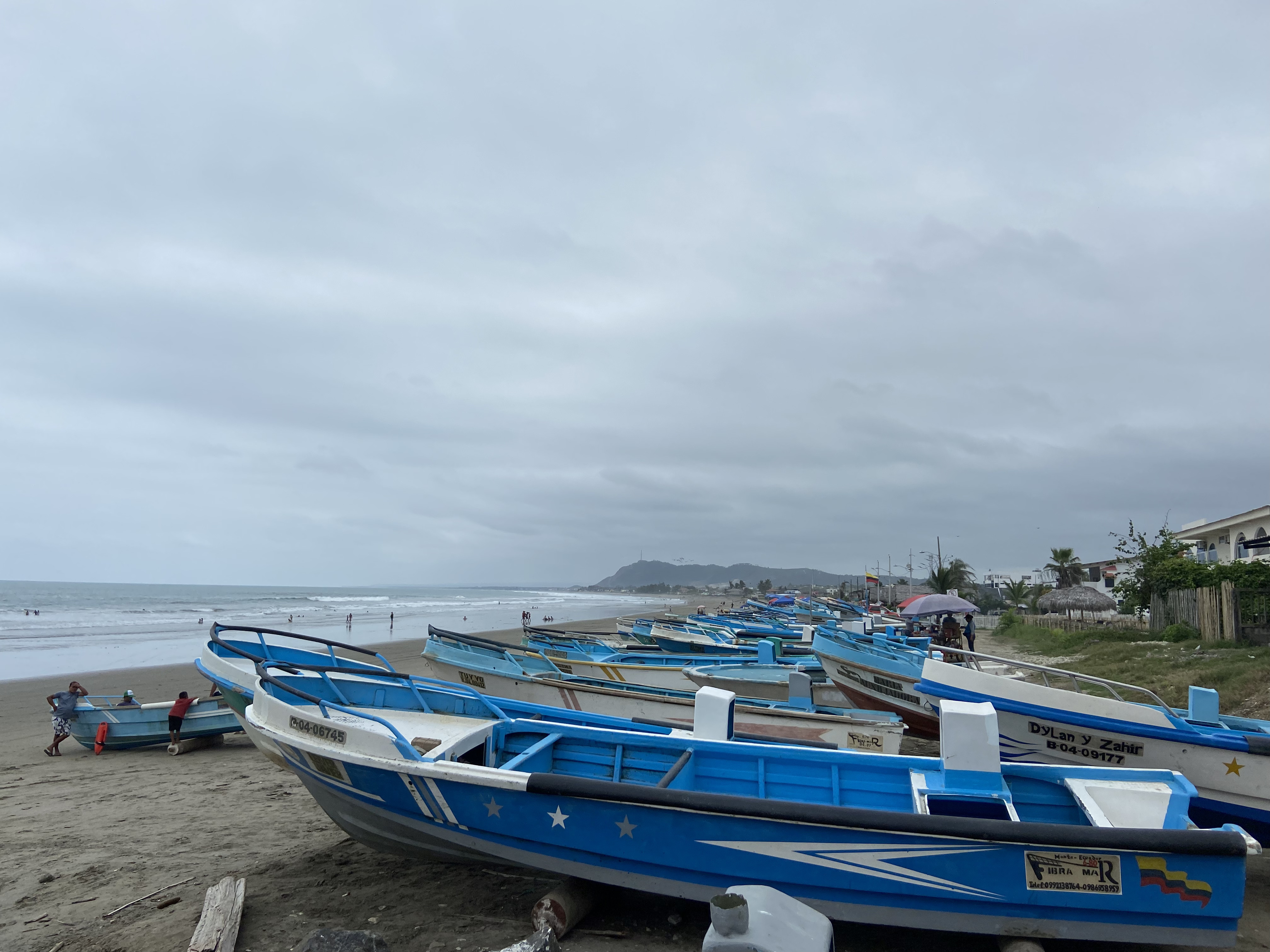 Las lanchas de los pescadores artesanales reposan en la costas manabitas en Ecuador.