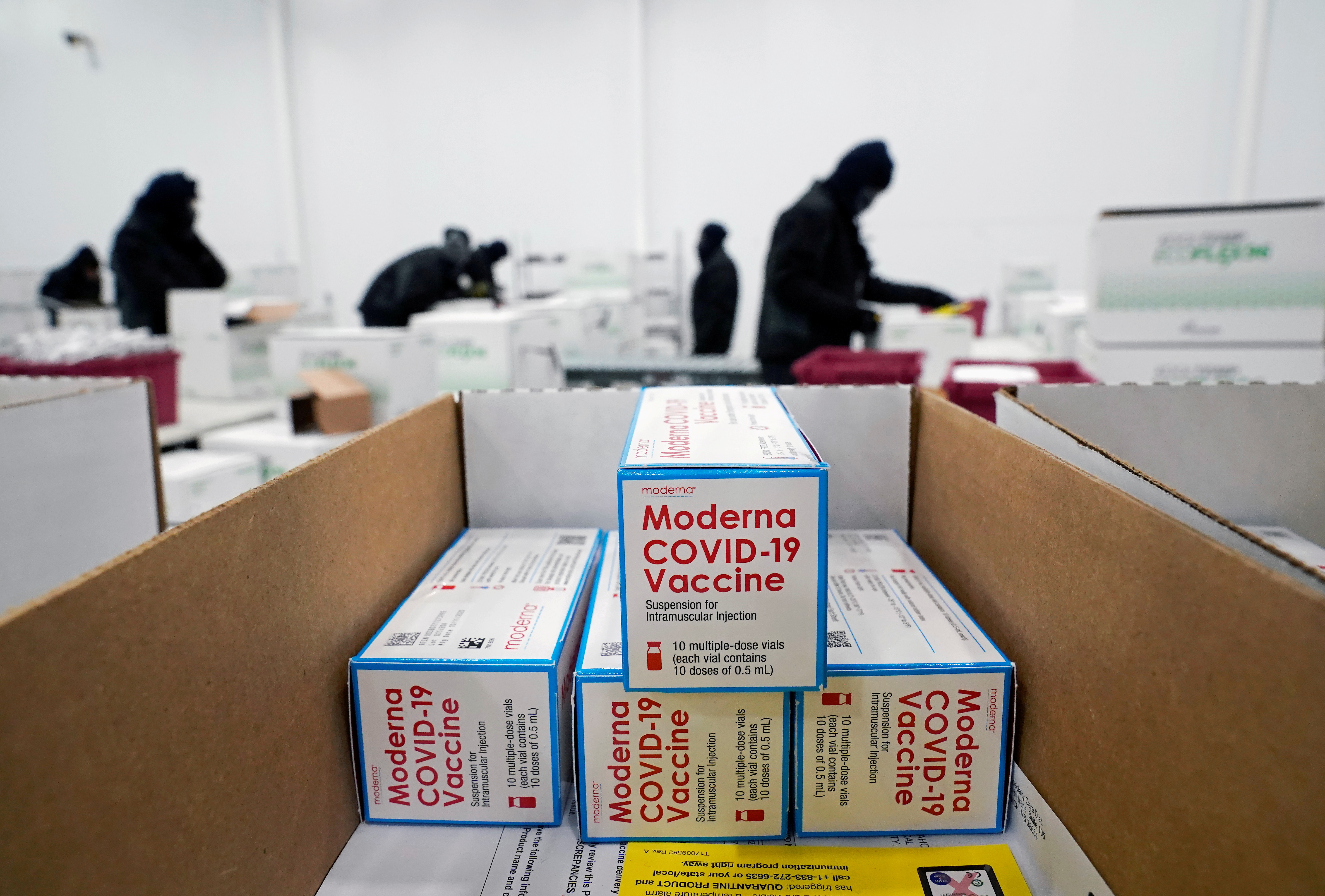 Cajas con la vacuna de Moderna listas para ser enviadas en el centro de distribución McKesson en Olive Branch, Mississippi (Paul Sancya vía Reuters)