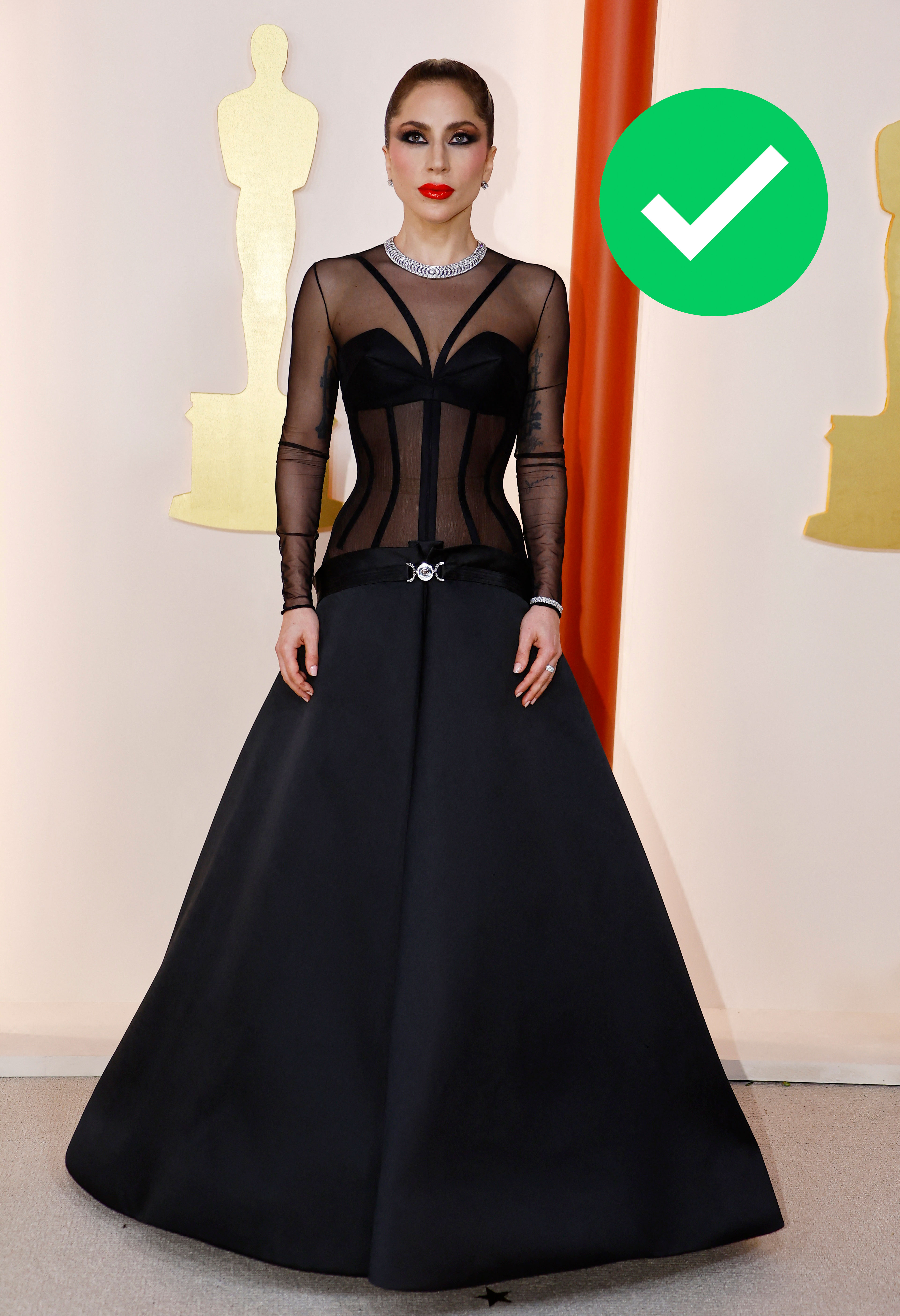 La nominada por la canción de "Top Gun: Maverick", Lady Gaga, se mostró con un impresionante vestido de Versace