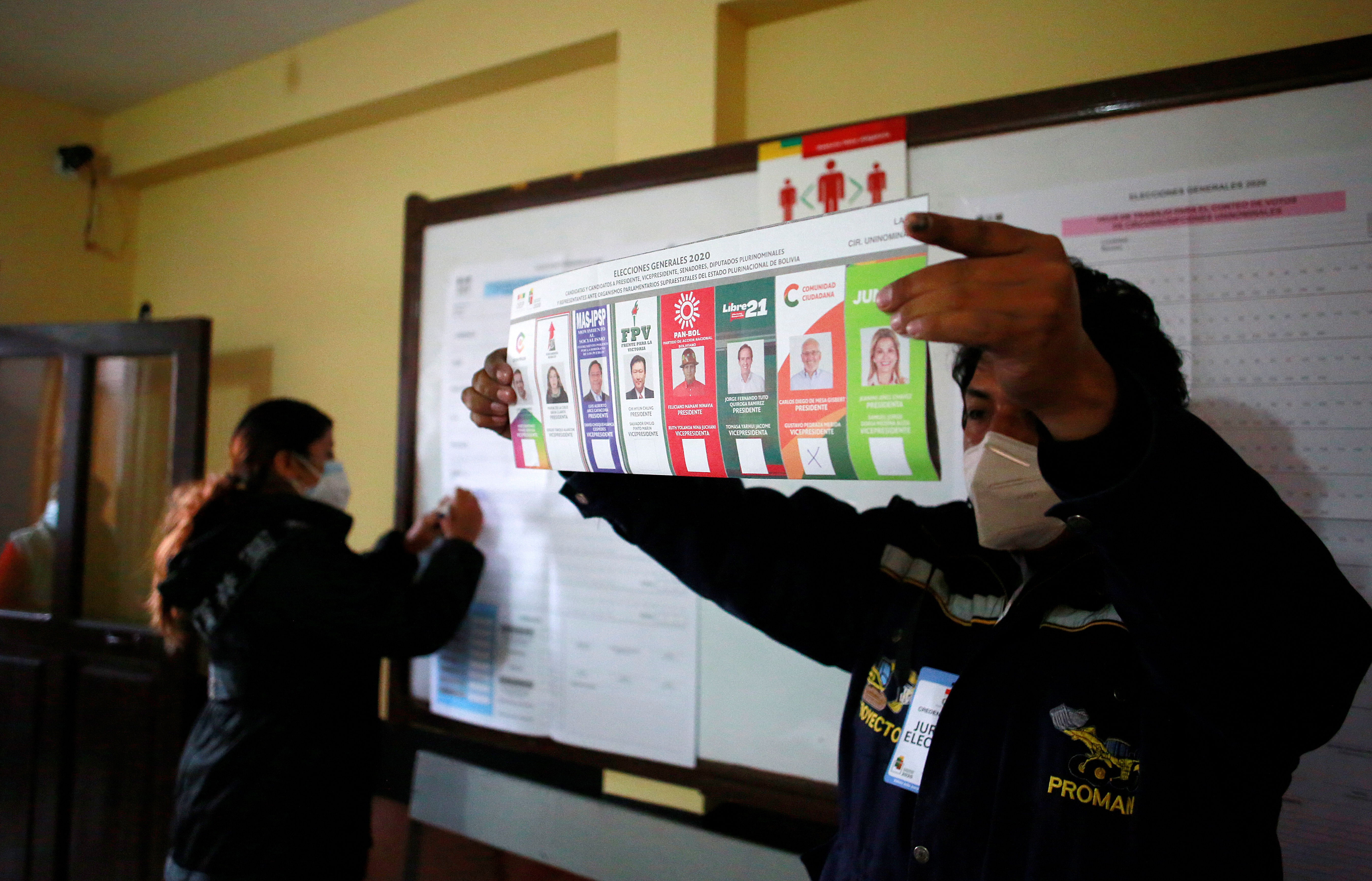 Un miembro del jurado muestra una boleta marcada mientras cuenta los votos en una escuela durante las elecciones presidenciales en La Paz, Bolivia, el 18 de octubre de 2020. REUTERS/Manuel Claure