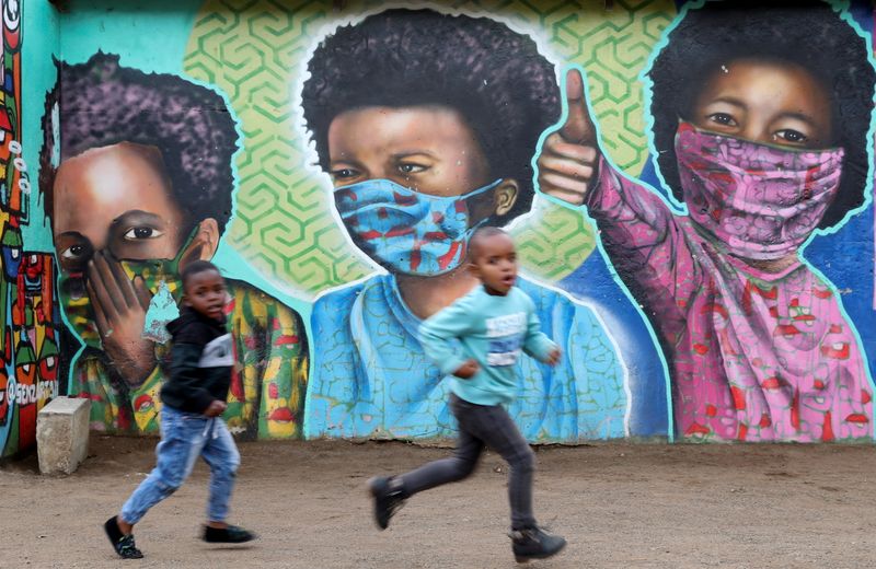 FOTO DE ARCHIVO: Niños pasan frente a un mural de Senzart911 en Sudáfrica, 27 de octubre del 2021 (REUTERS/Siphiwe Sibeko)