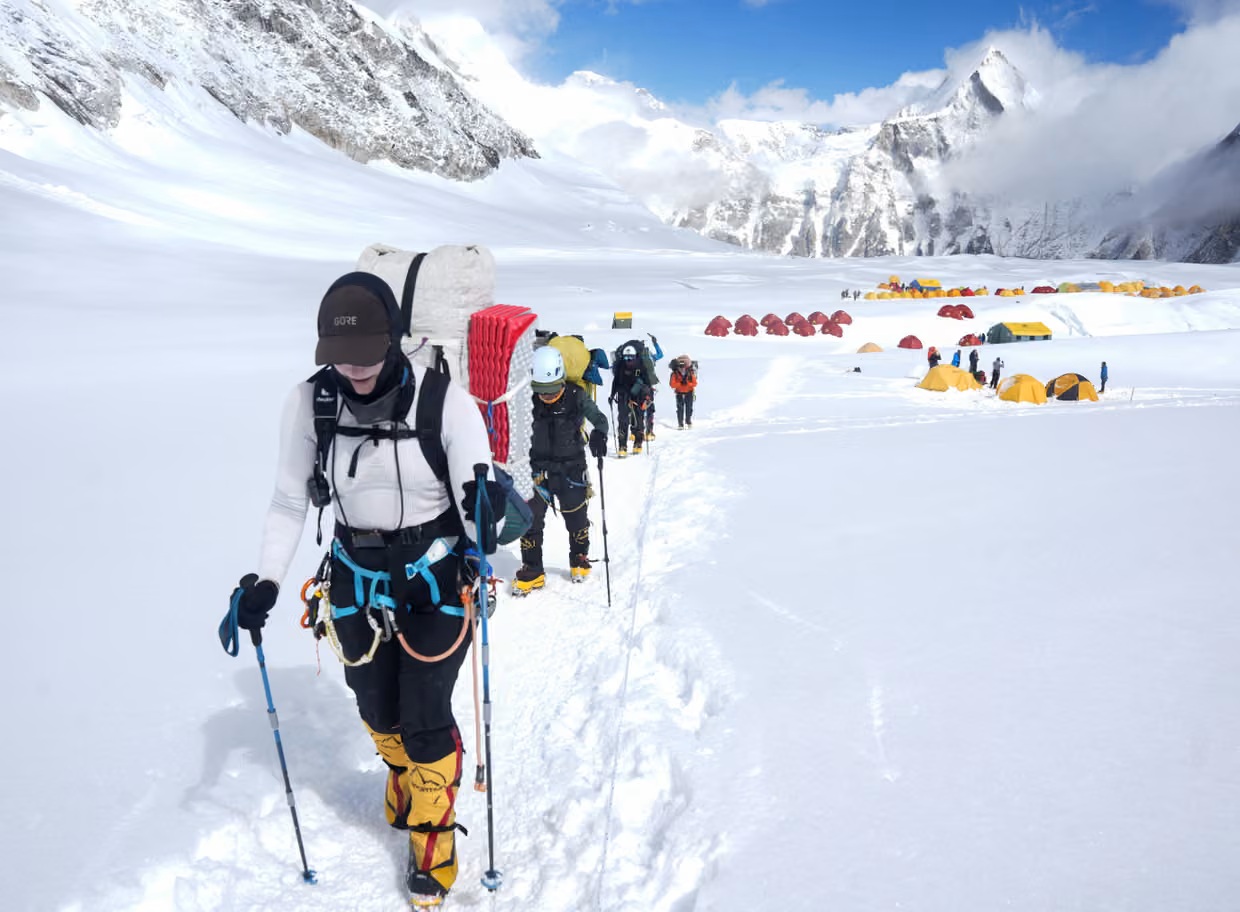 Mucho tr&aacute;fico en las alturas: el monte Everest registr&oacute; un r&eacute;cord de ascensos en un d&iacute;a