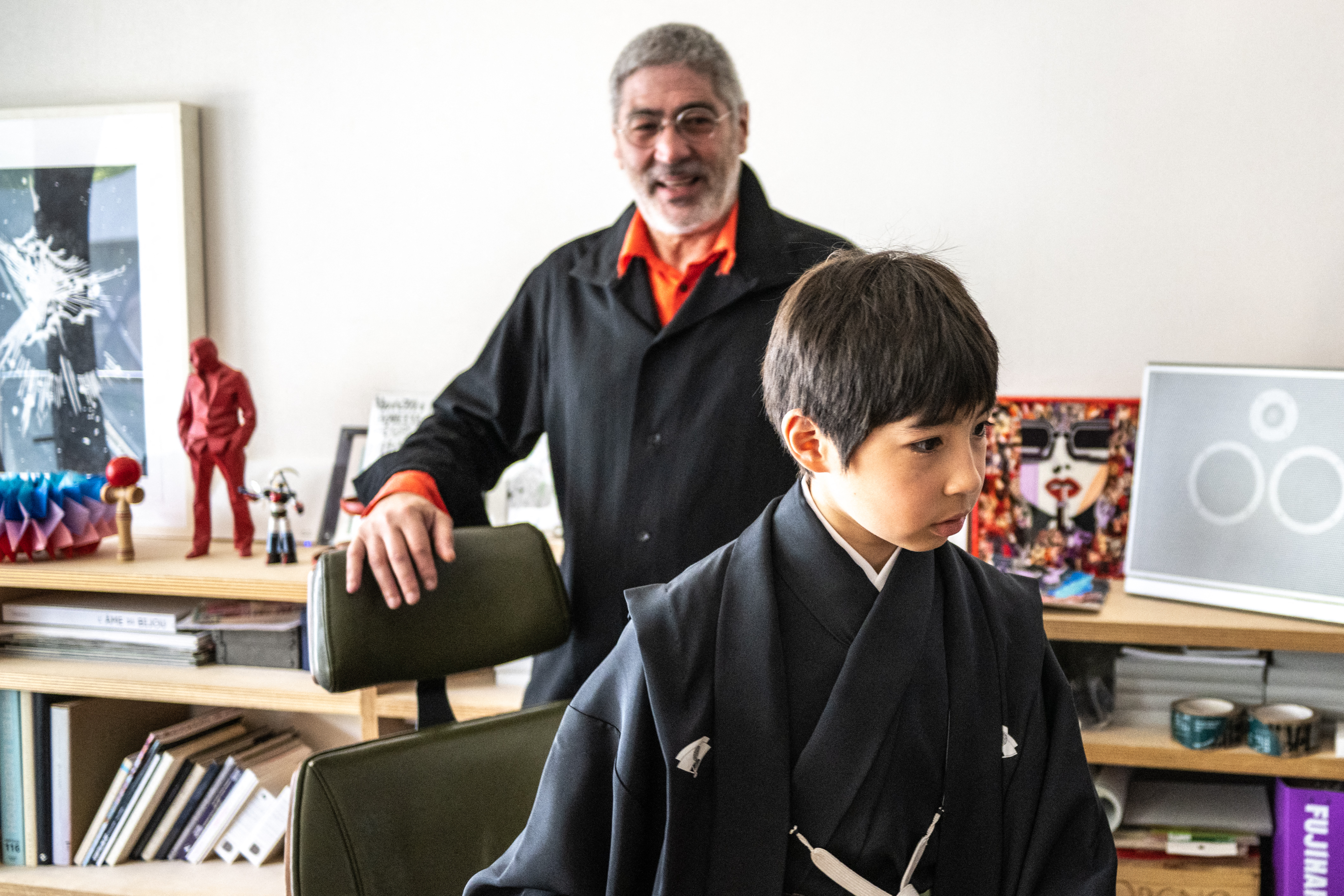 Maholo Terajima (delante), de 10 años, visita la oficina de su padre, Laurent Ghnassia (detrás) en Tokio (Foto: Philip Fong / AFP) 