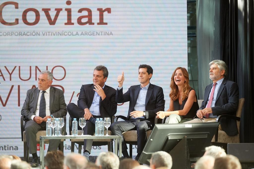 Pulgar arriba. Wado De Pedro sostiene que Cristina Kirchner está proscripta. Aníbal Fernández, dice que no.