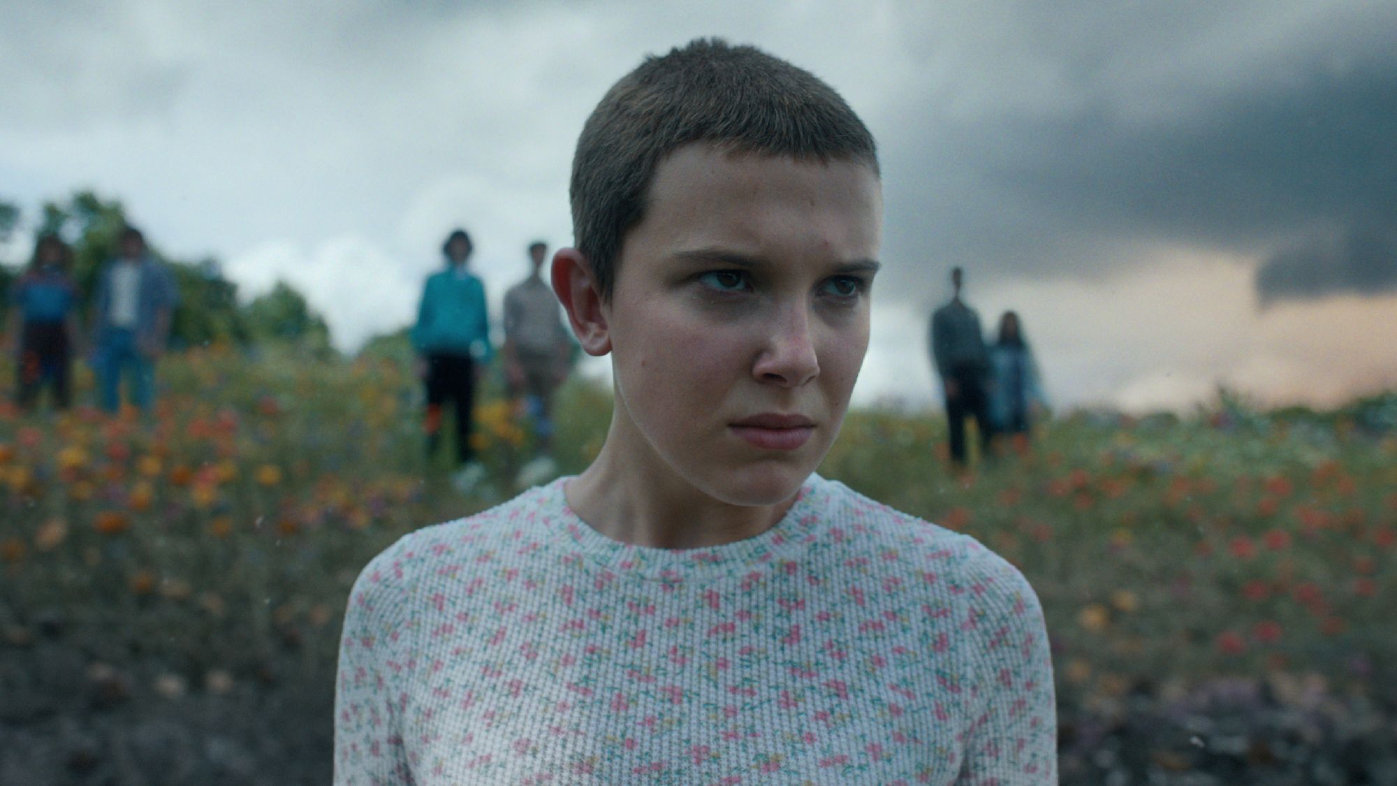 Eleven (Millie Bobby Brown) is portrayed as a strong and courageous character, but also as a lonely and vulnerable girl.  Her relationship with the other characters, especially with the group of friends in the series, is one of the main stories of the series and helps create an atmosphere of mystery and adventure.  (Netflix)