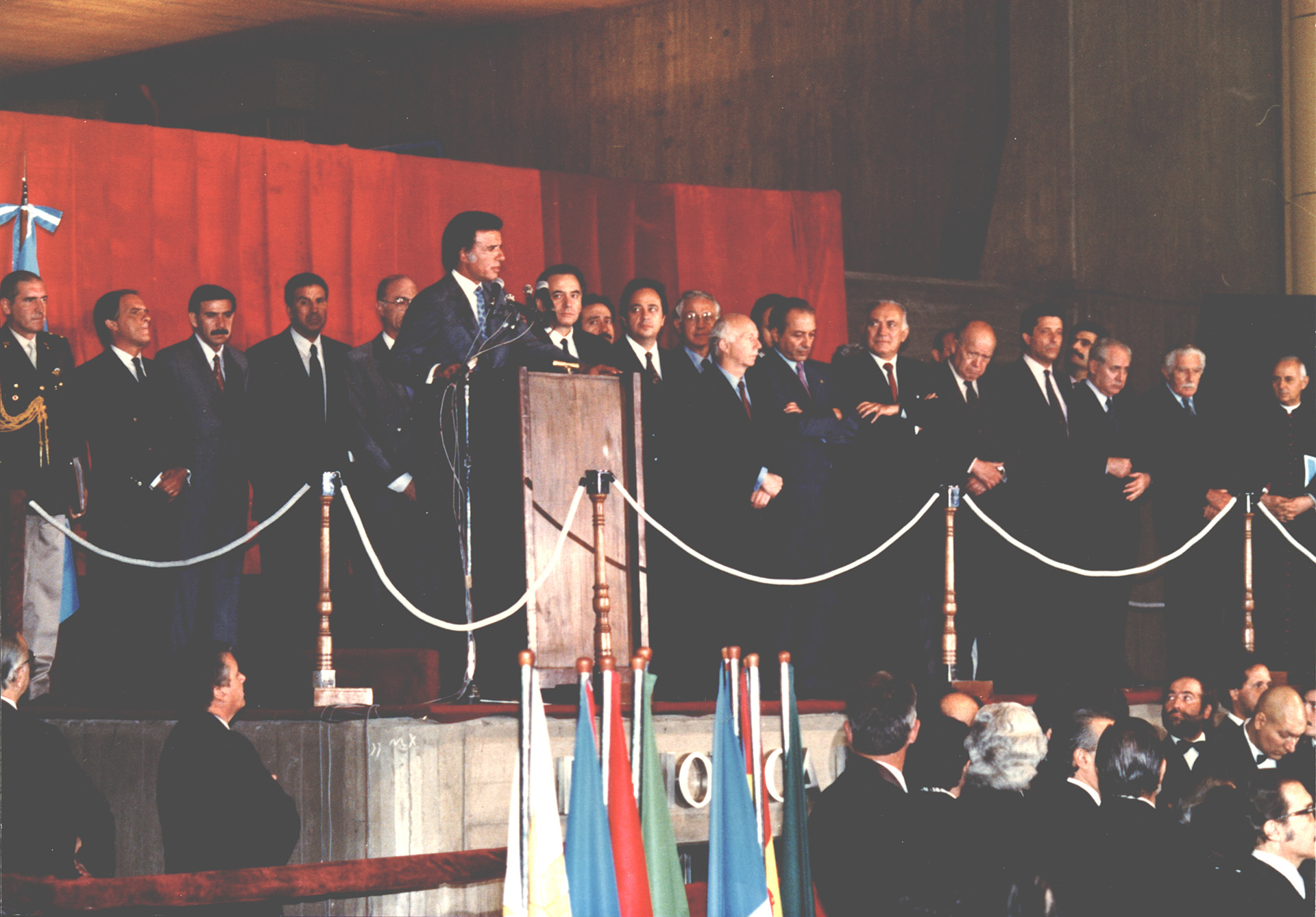10 de abril de 1992: el entonces presidente Carlos Menem habla en la inauguración del nuevo edificio de la Biblioteca Nacional (Archivo BN)