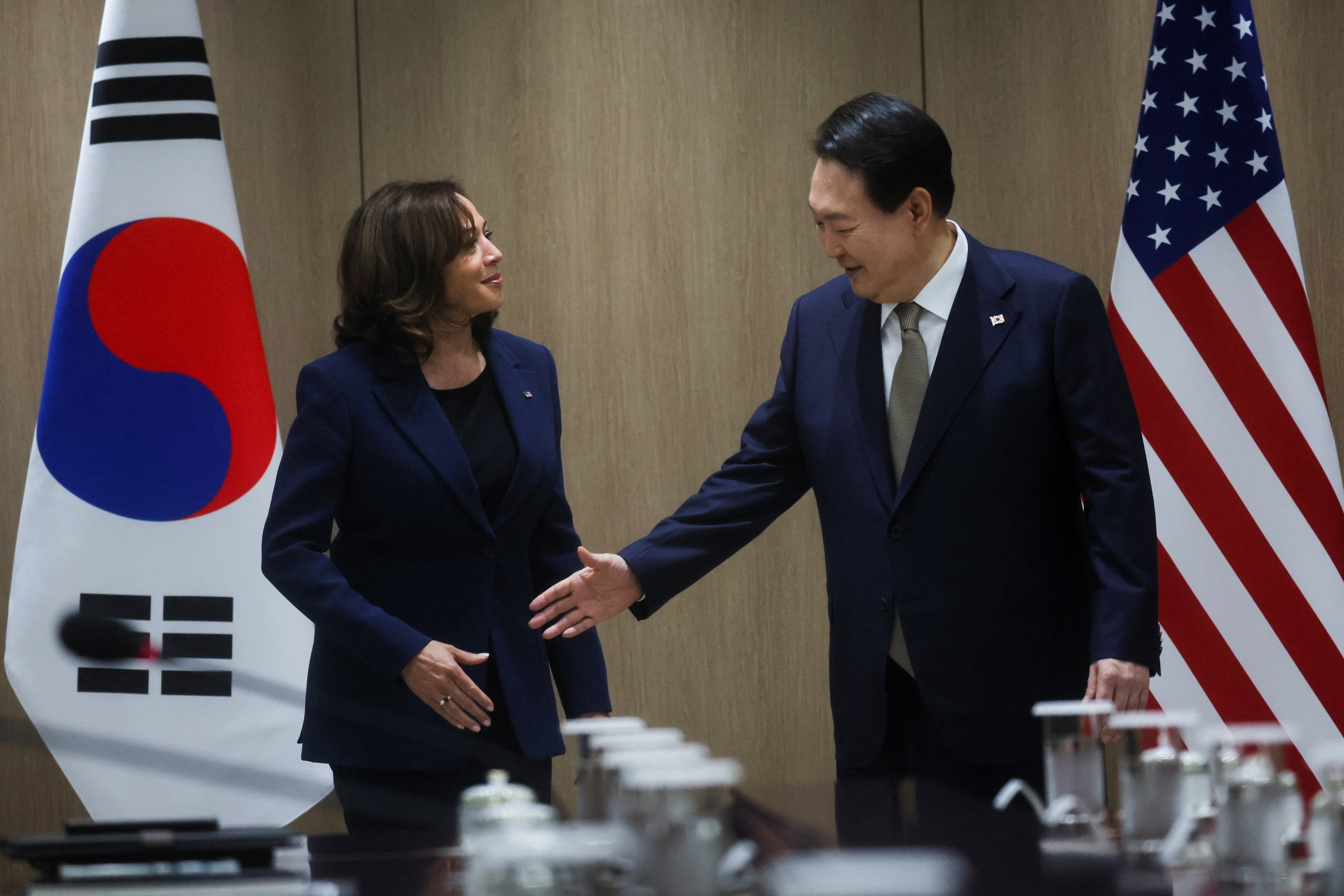 El presidente de Corea del Sur, Yoon Suk-Yeol, junto a la vicepresidenta de EEUU, Kamala Harris REUTERS/Leah Millis/Pool