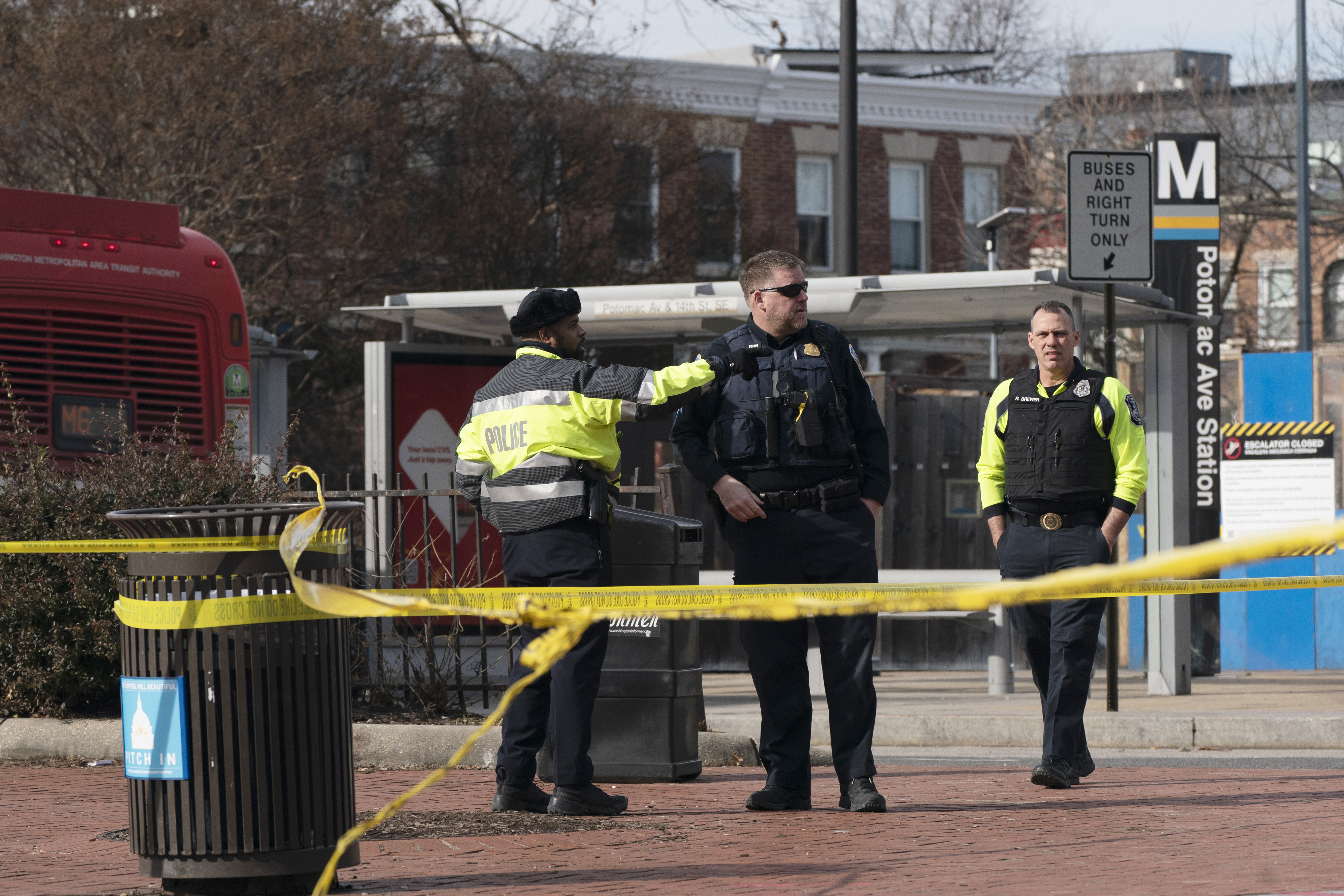 Agentes del Departamento de Policía Metropolitana de Washington D.C. investigan un tiroteo perpetrado en la estación de metro Potomac Avenue, el miércoles 1 de febrero de 2023. (AP Foto/Manuel Balce Ceneta)