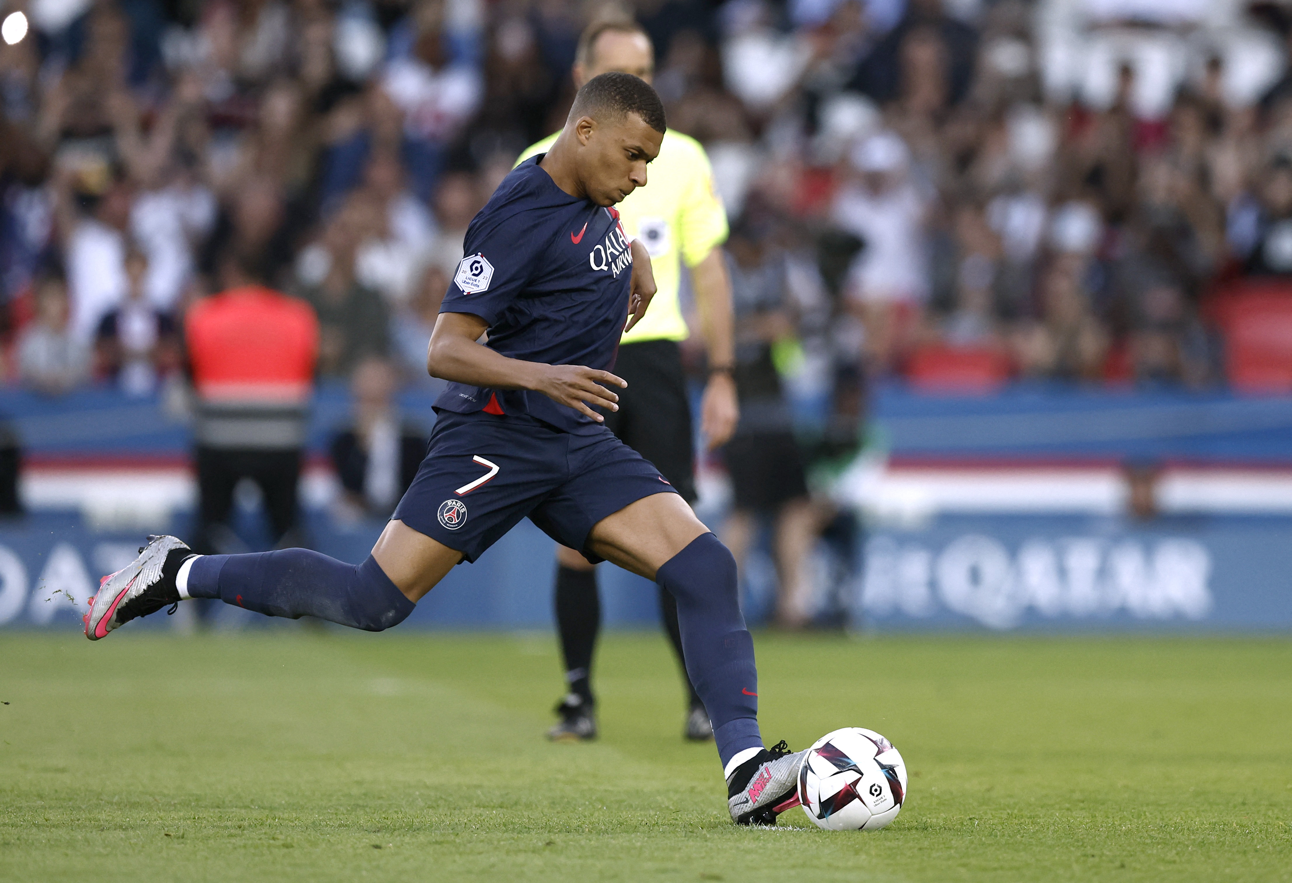 Kylian Mbappé está en una situación incómoda en París. O extiende su contrato hasta 2025 o deberá buscar club (REUTERS/Benoit Tessier)