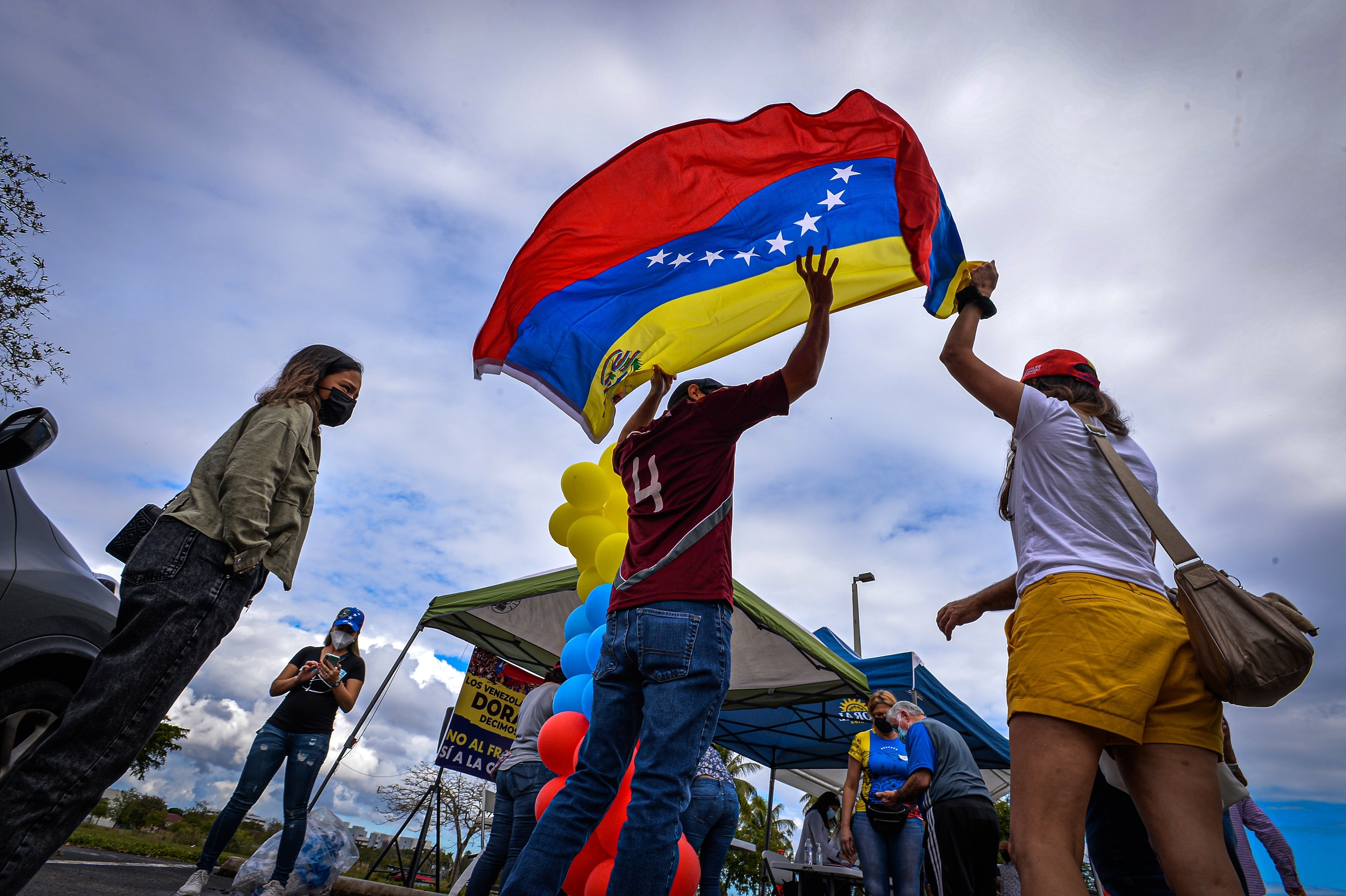 En la imagen, ciudadanos venezolanos en el Doral Central Park, en Doral, Miami-Dade, Florida (EEUU). EFE/ Giorgio Viera/Archivo
