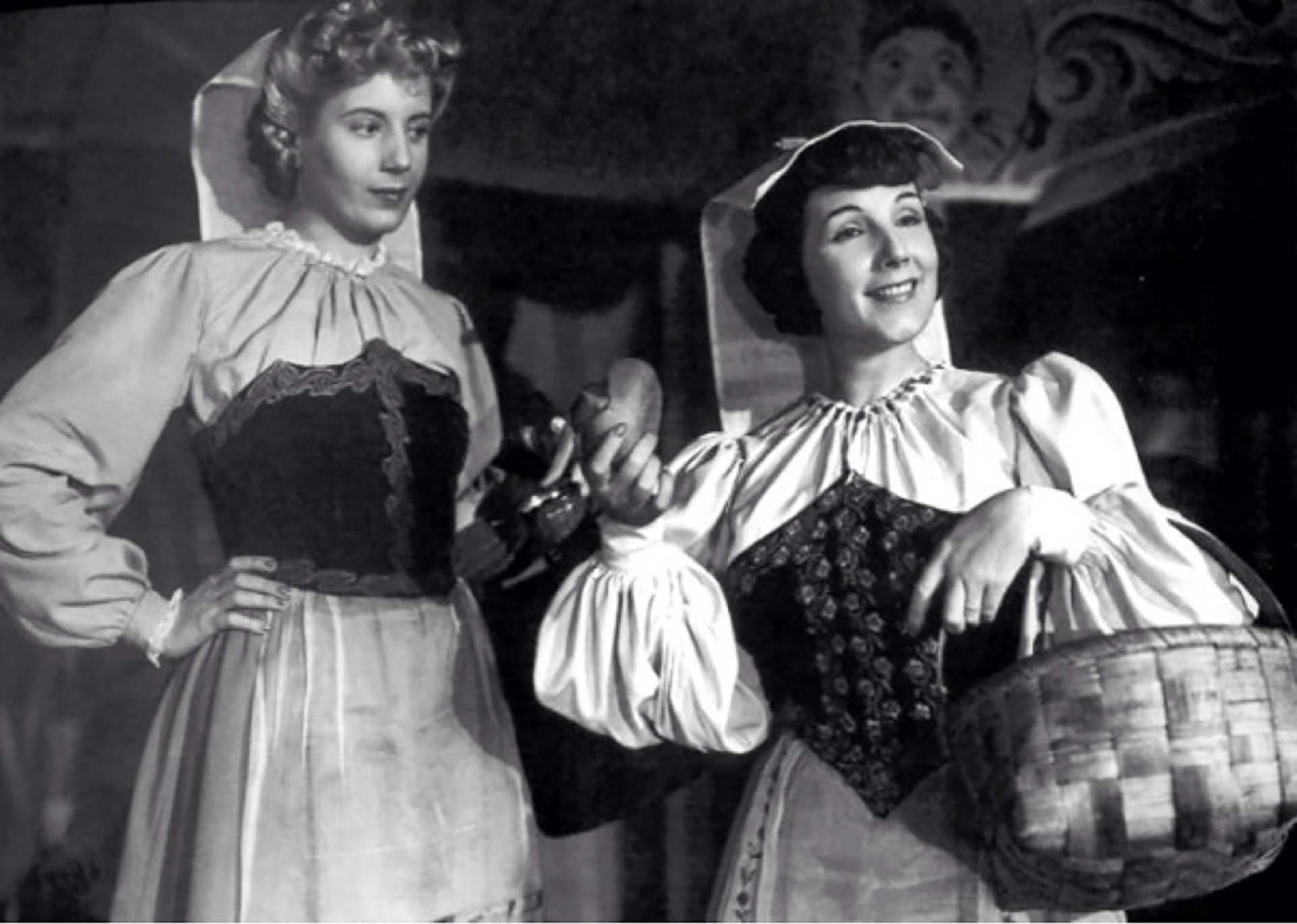 Eva Duarte en sus tiempos de actriz. Aquí con Libertad Lamarque en La cabalgata del circo, 1945