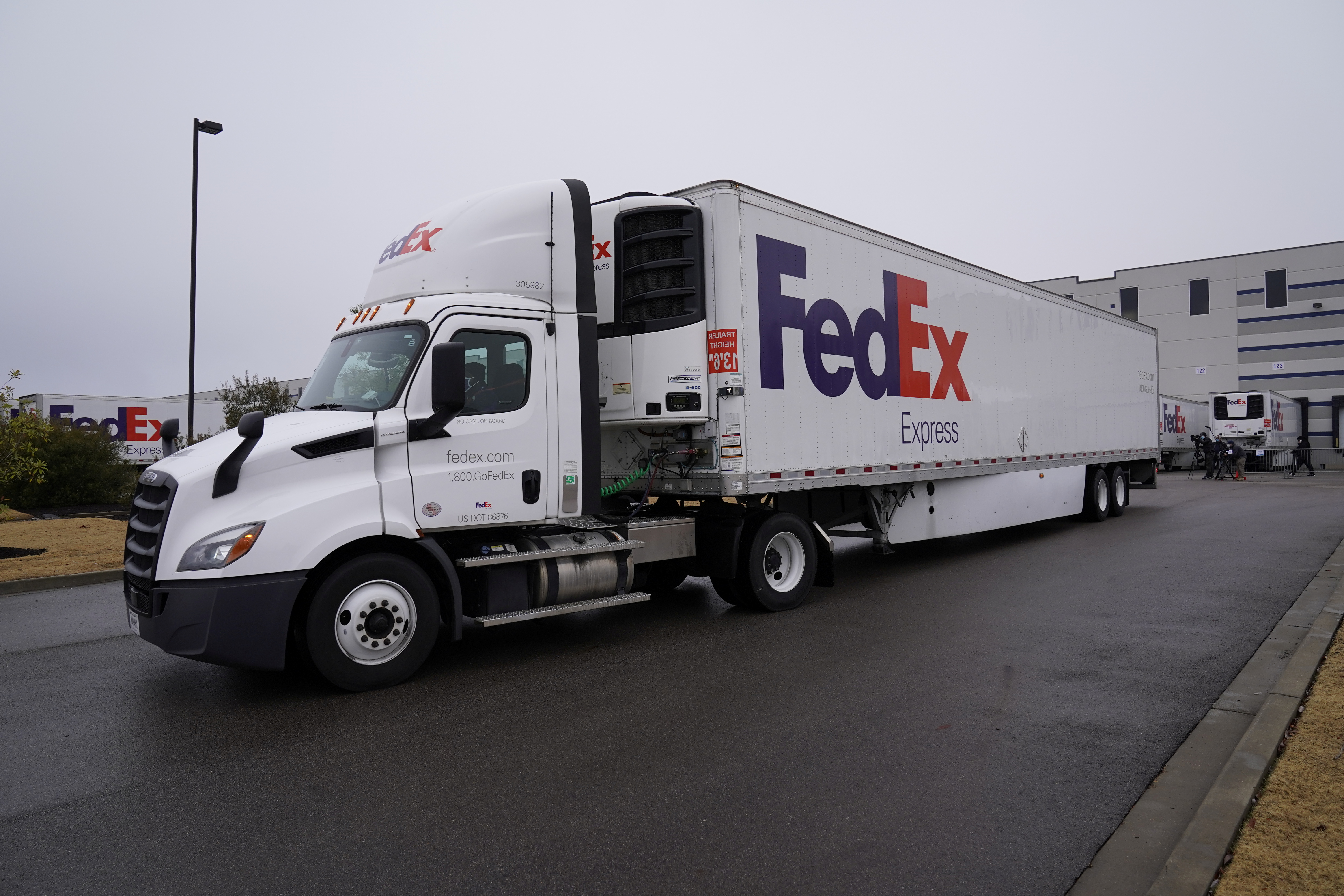 Camiones llenos de cajas de vacunas para ser despachadas (Paul Sancya vía Reuters)