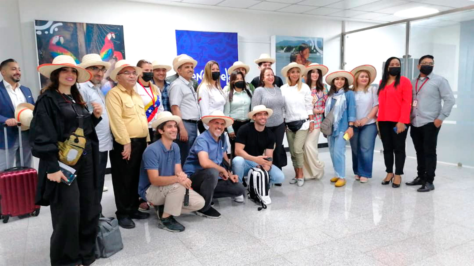 Así fueron recibidos los iraníes en el aeropuerto de Isla Margarita (@BAERVenezuela)