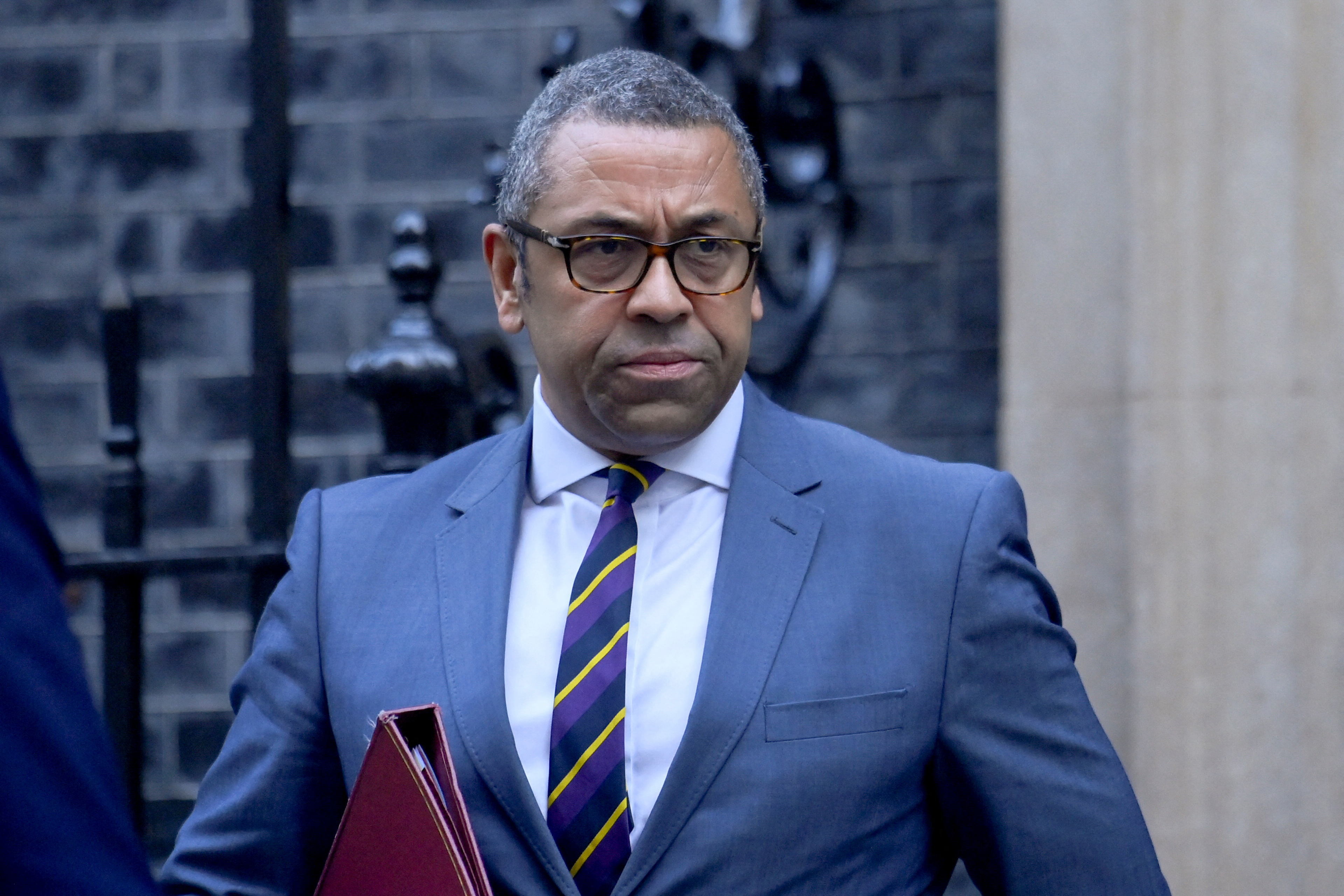 El ministro de Asuntos Exteriores británico, James Cleverly, camina frente al número 10 de Downing Street en Londres, Gran Bretaña, el 18 de octubre de 2022. REUTERS/Toby Melville
