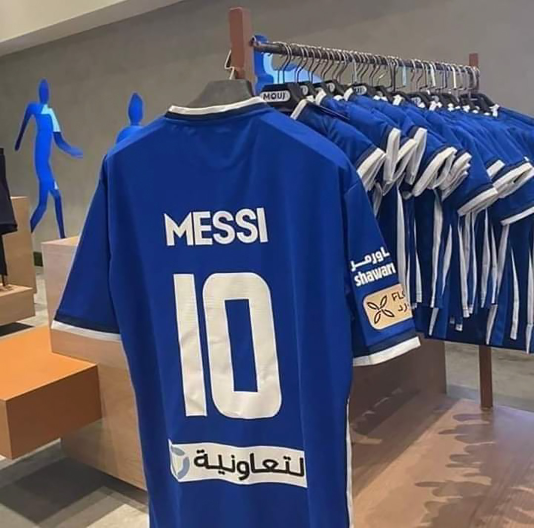 La imagen que se viralizó: la casaca del Al Hilal con el nombre de Messi, en la tienda oficial del club