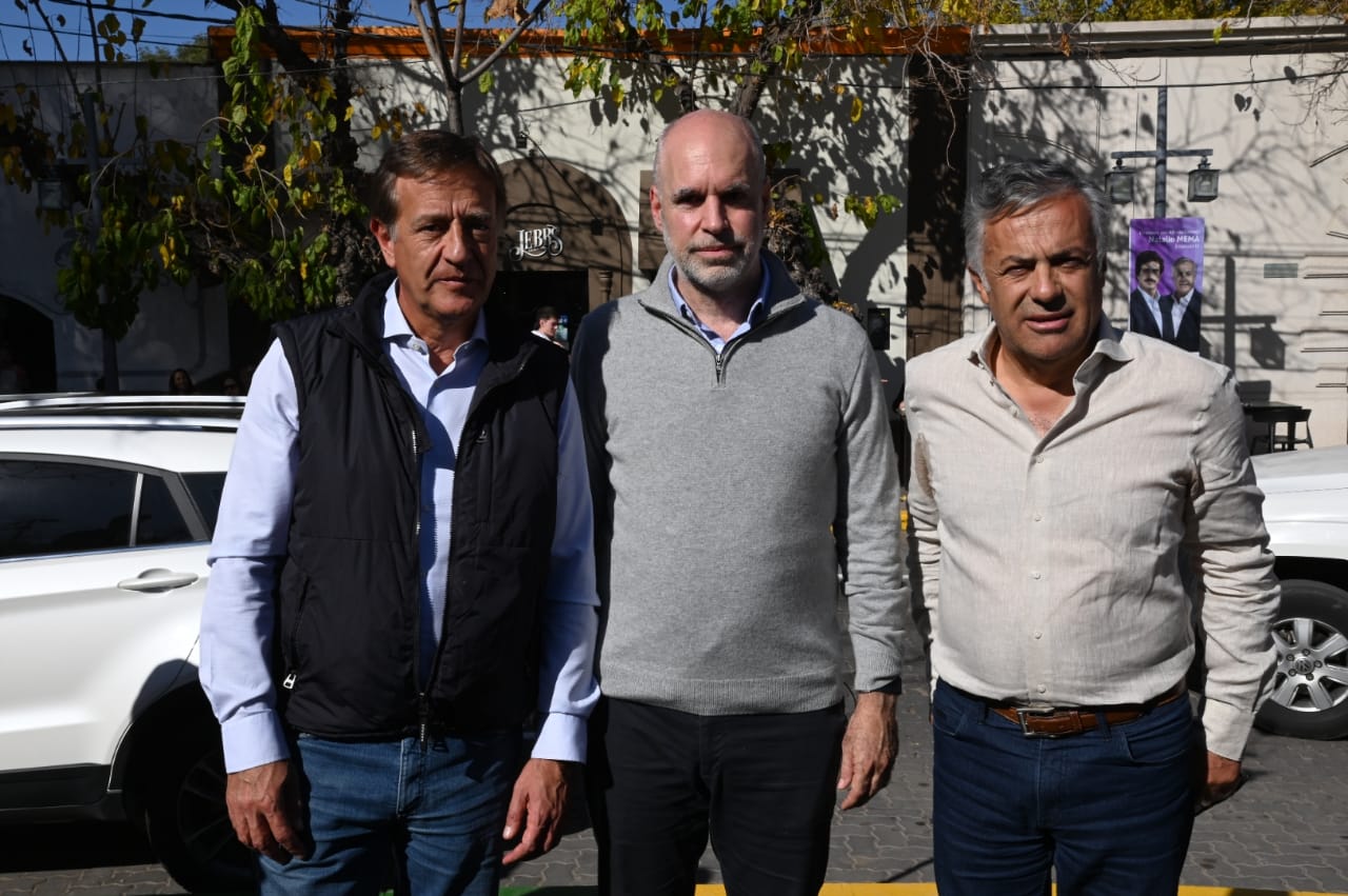 Horacio Rodriguez Larreta traveled to Mendoza and posed with Alfredo Cornejo and Rodolfo Suarez
