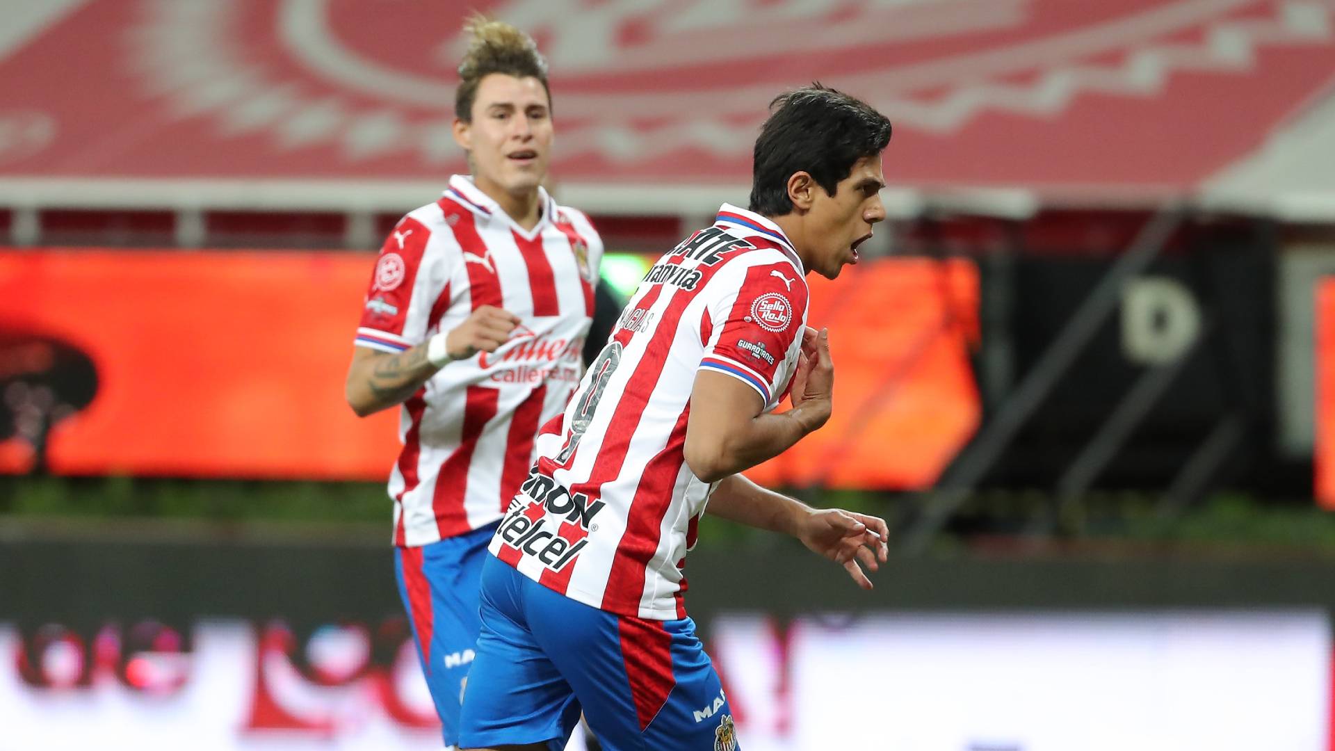 El mexicano señaló que si ven a un futbolista sin tapabocas llevan las cosas al extremo (Foto: Twitter/ @Chivas)