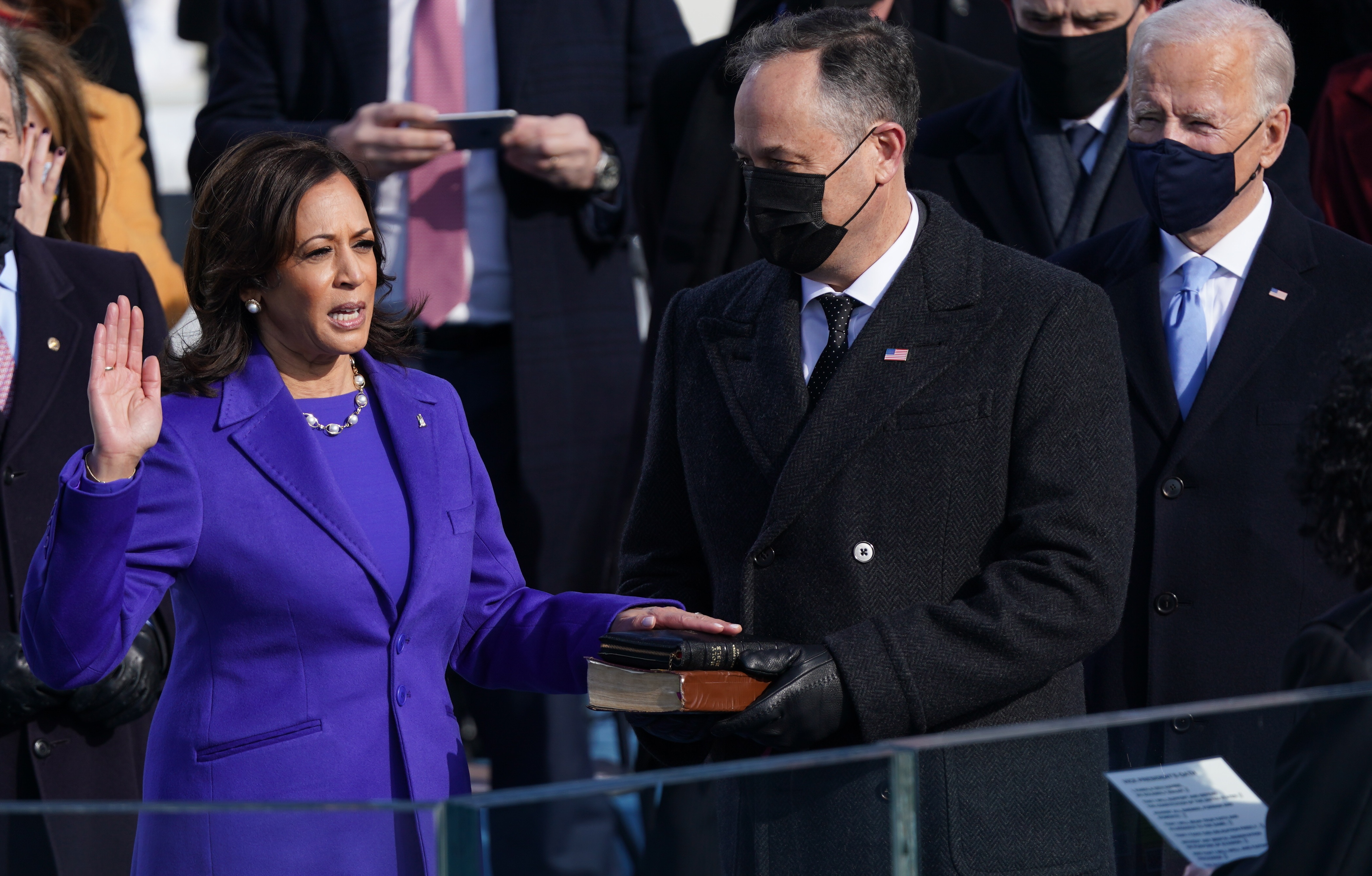 Kamala Harris prestó juramento como Vicepresidenta de los Estados Unidos mientras su esposo Doug Emhoff sostenía dos Biblias (REUTERS/Kevin Lamarque)