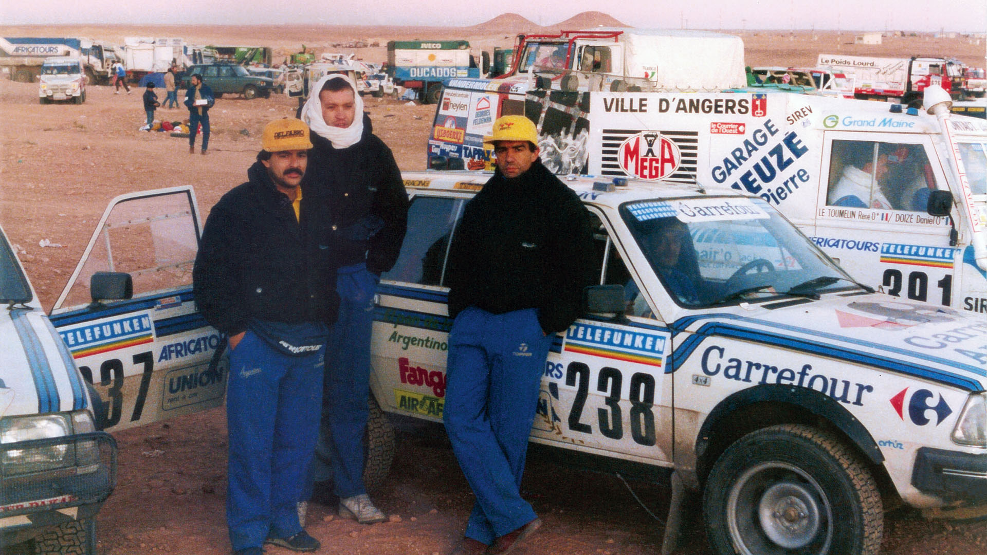 El auto 238 fue el que tuvo el problema mecánico que decidió al equipo a abandonar y regresar juntos a Argelia