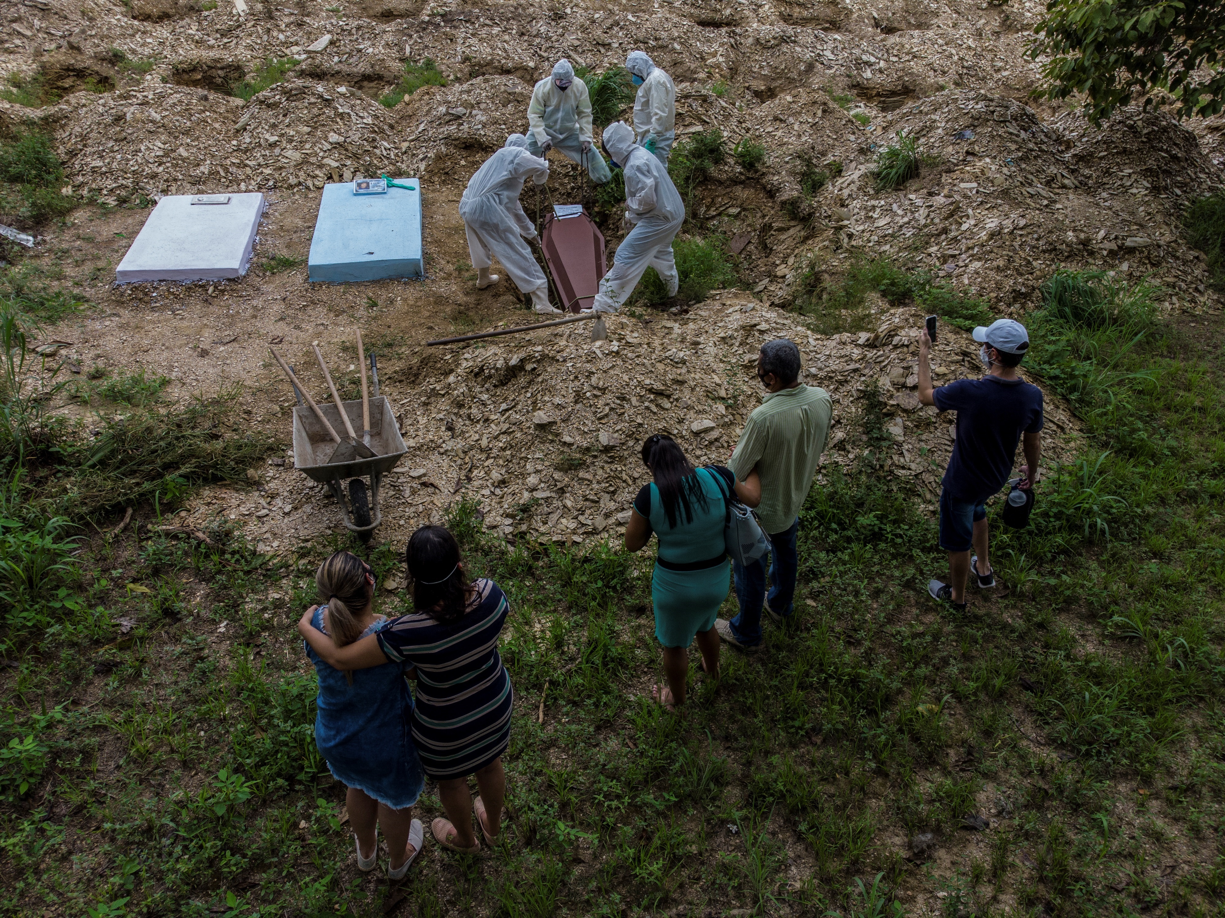 Fotografía tomada con dron que muestra familiares mientras observan el entierro de un hombre muerto por coronavirus en el cementerio Despraiado en Cuiabá, capital de Mato Grosso (EFE/ Rogerio Florentino)