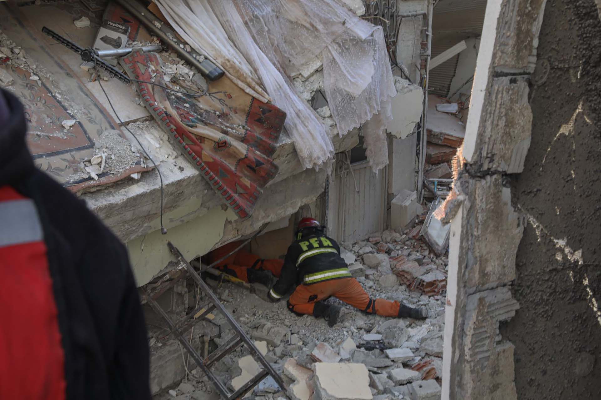 Miembros del equipo argentino se deslizan entre los escombros que dejó el terremoto en Turquía. En la ciudad de Antioquía rescataron a tres sobrevivientes (Foto Cascos Blancos - Carolina Tedesco Danza)