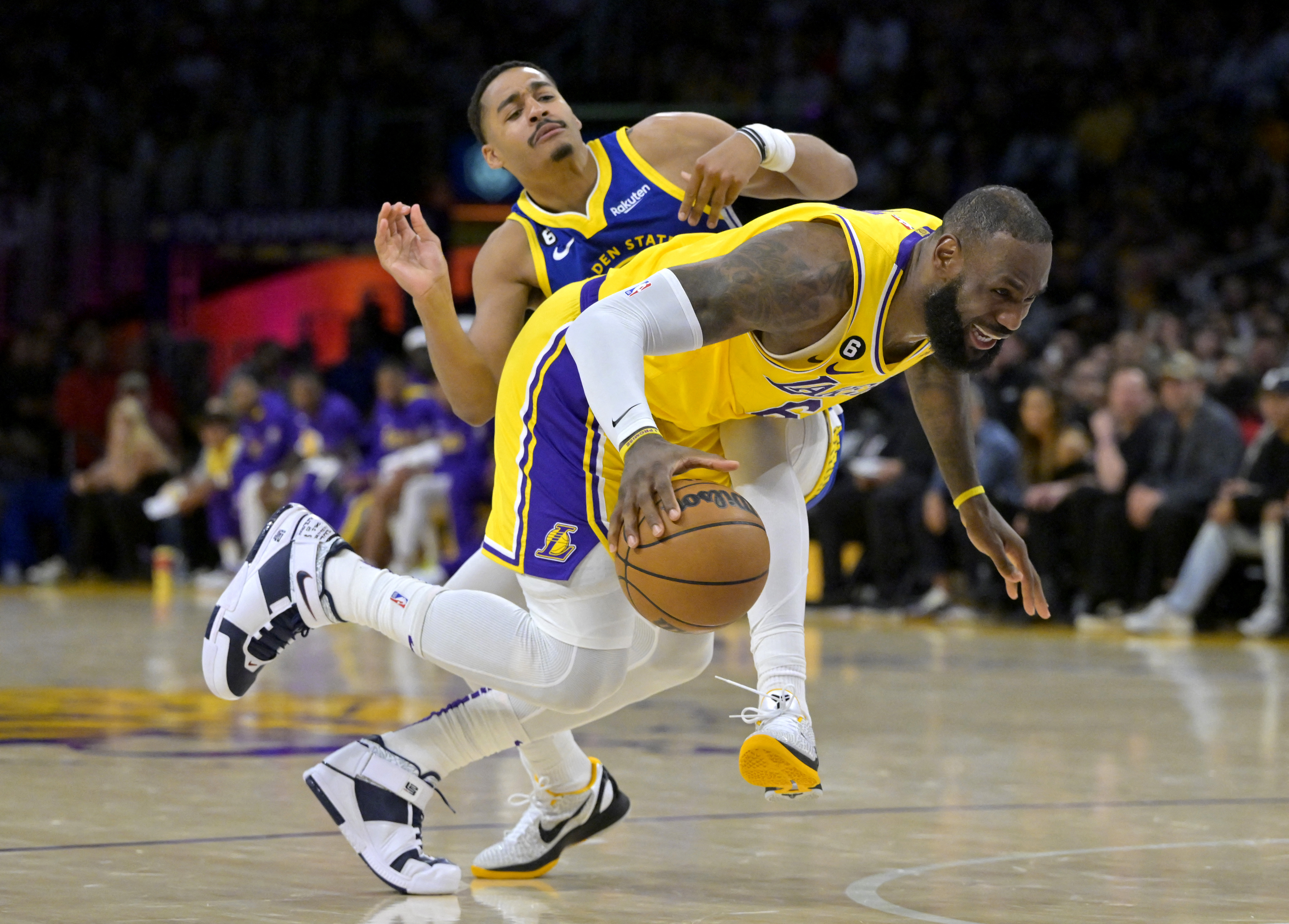 Unos Lakers invictos acarician el cielo tras derrotar a los vigentes campeones, los Golden State Warriors. (USA TODAY)