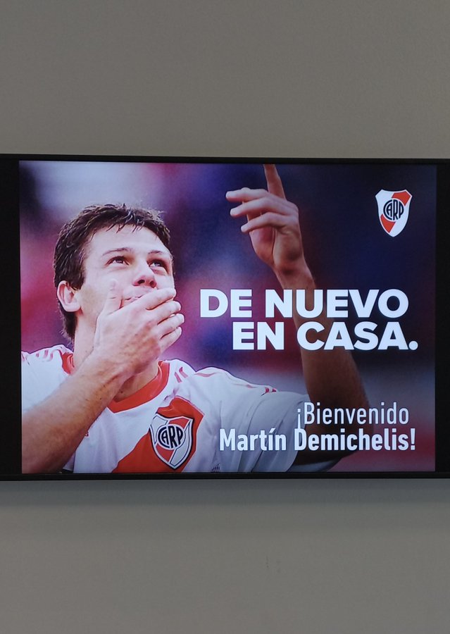 Los afiches para Martín Demichelis en el hall central del Monumental 