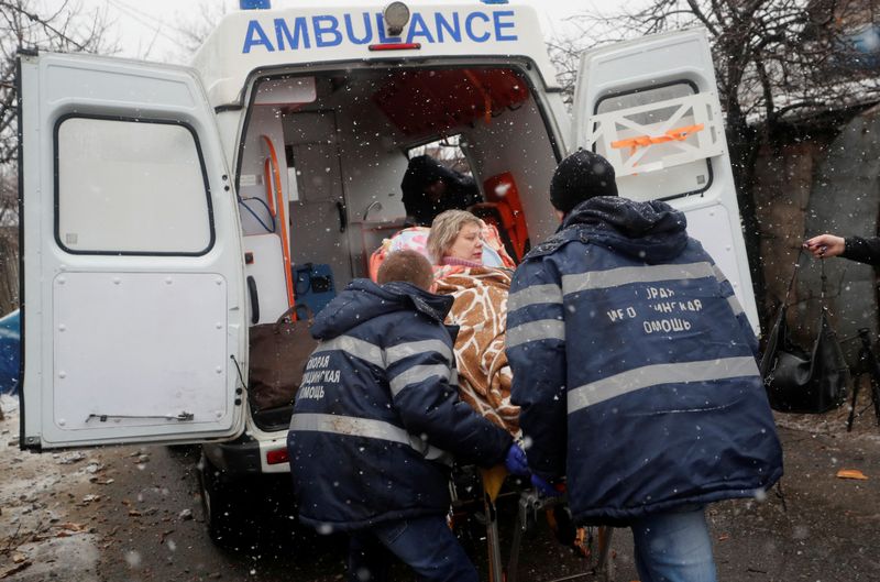 FOTO DE ARCHIVO. Sanitarios transportan a una mujer herida a una ambulancia tras un bombardeo en la ciudad de Donetsk (REUTERS/Alexander Ermochenko)